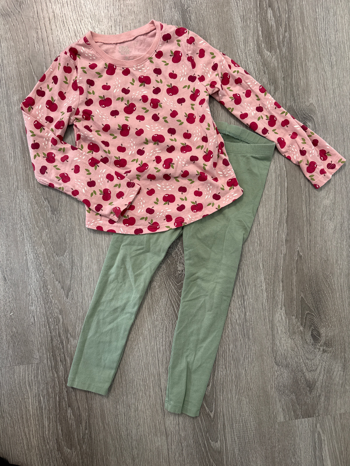 #149 Girls 4T Apple shirt and coordinating leggings