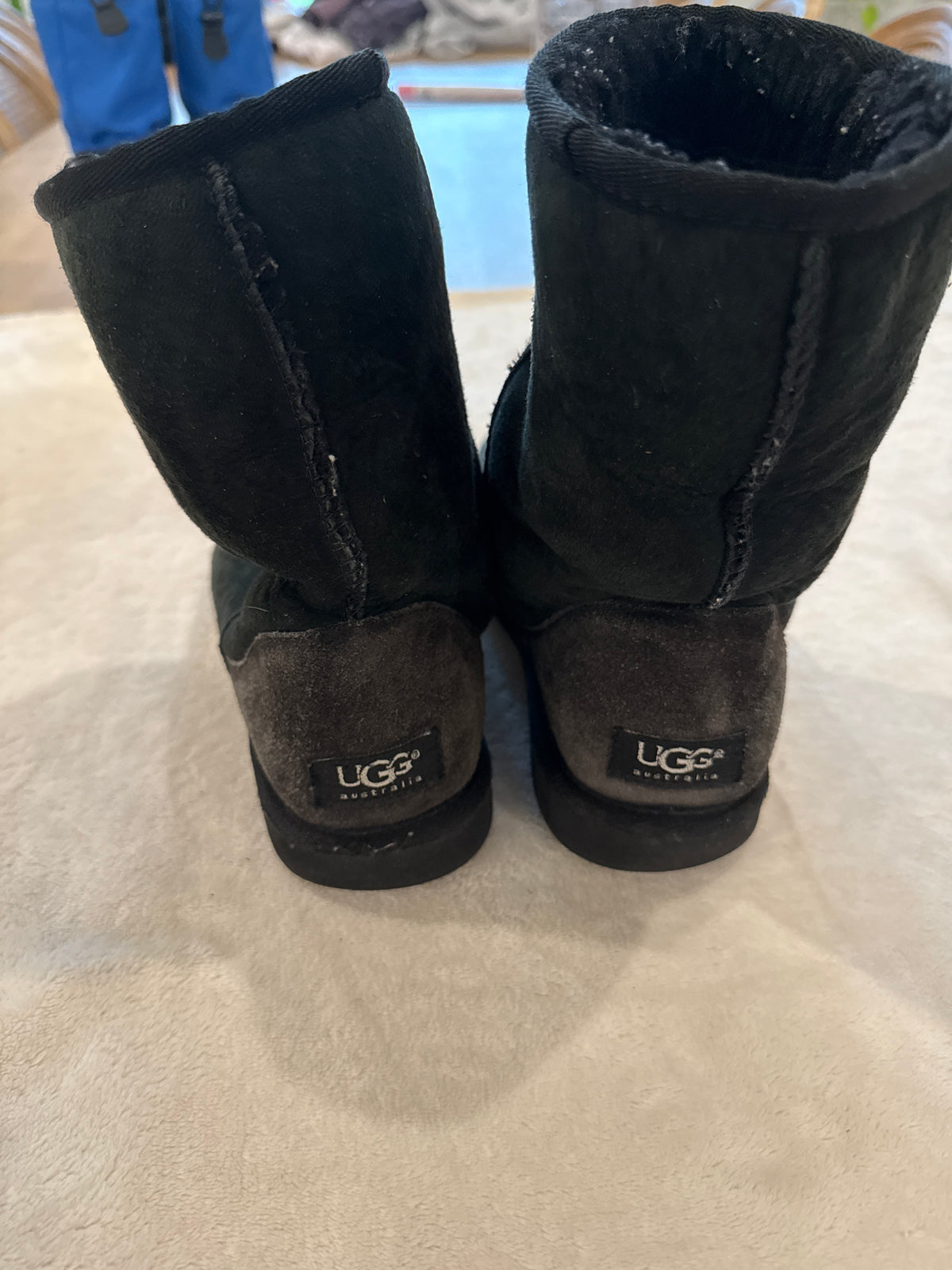 #81 women’s size 7 Ugg black