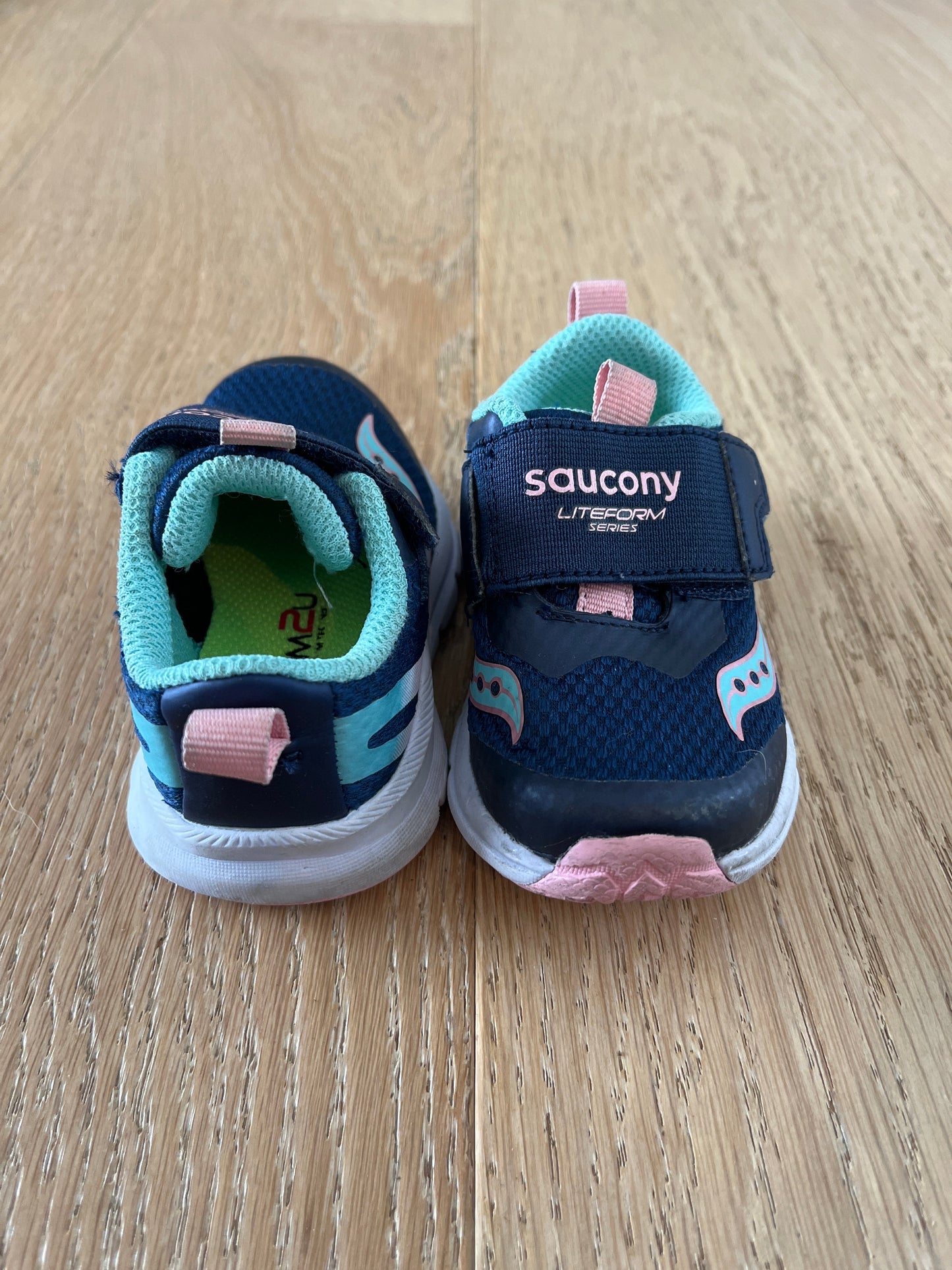 #40 Girls Saucony Sneakers size 4.5 Extra Wide