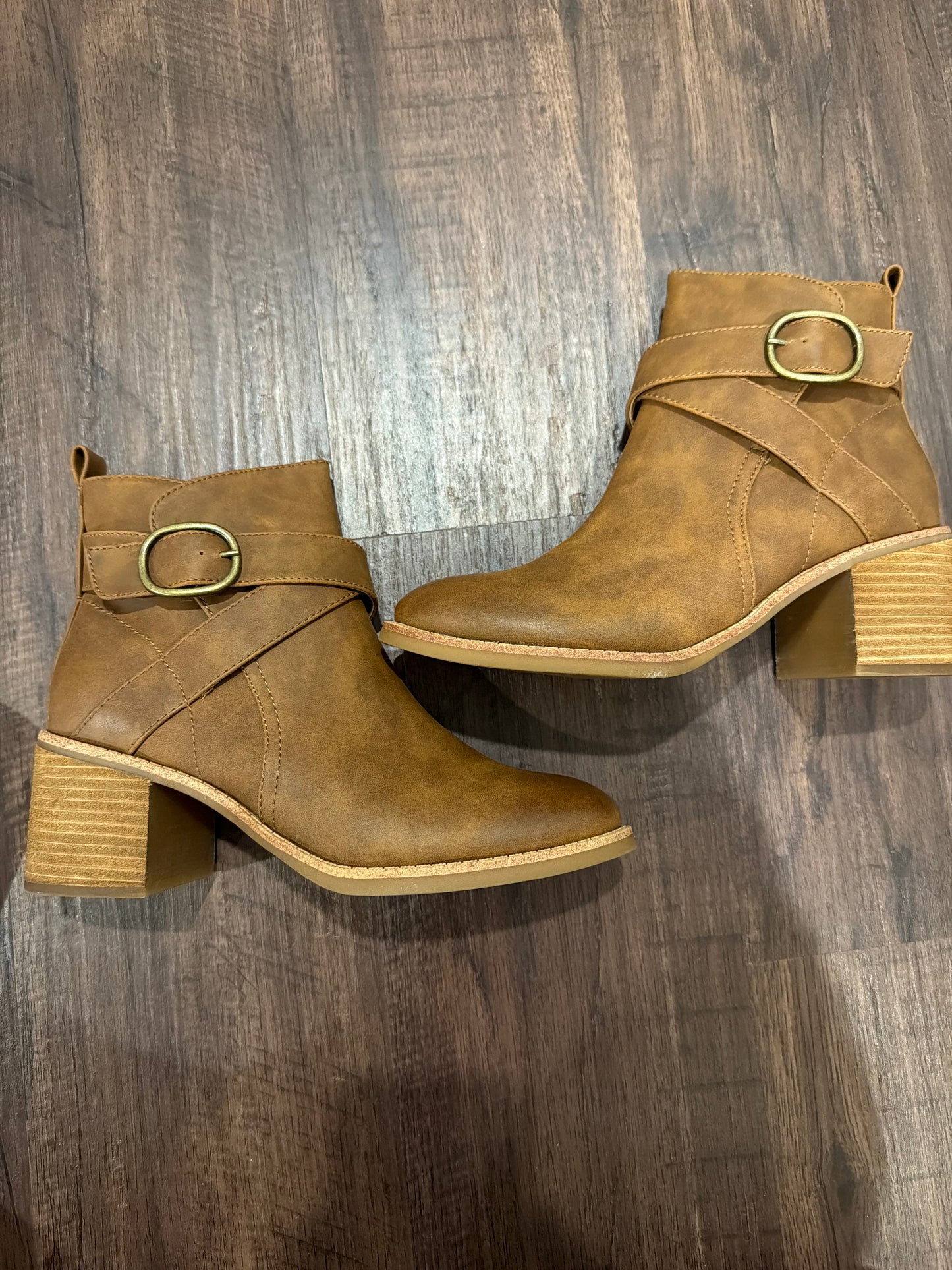 #107 new size 9 womens BOC foxy brown booties