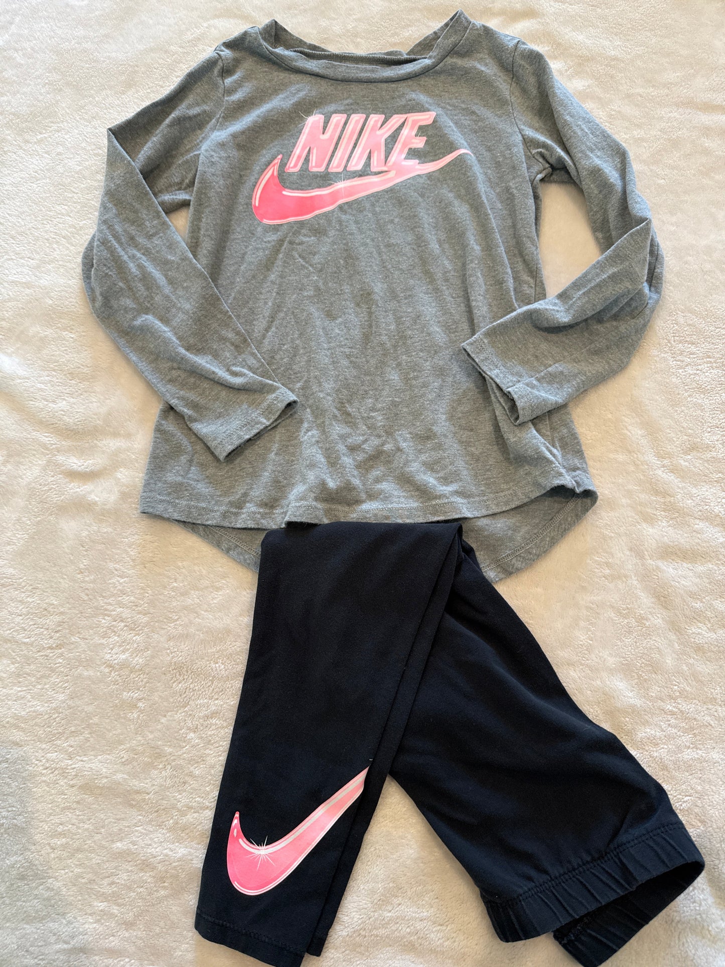 #46 Girls 6 (says 5-6yr) Nike outfit pink and black long sleeve/pants guc