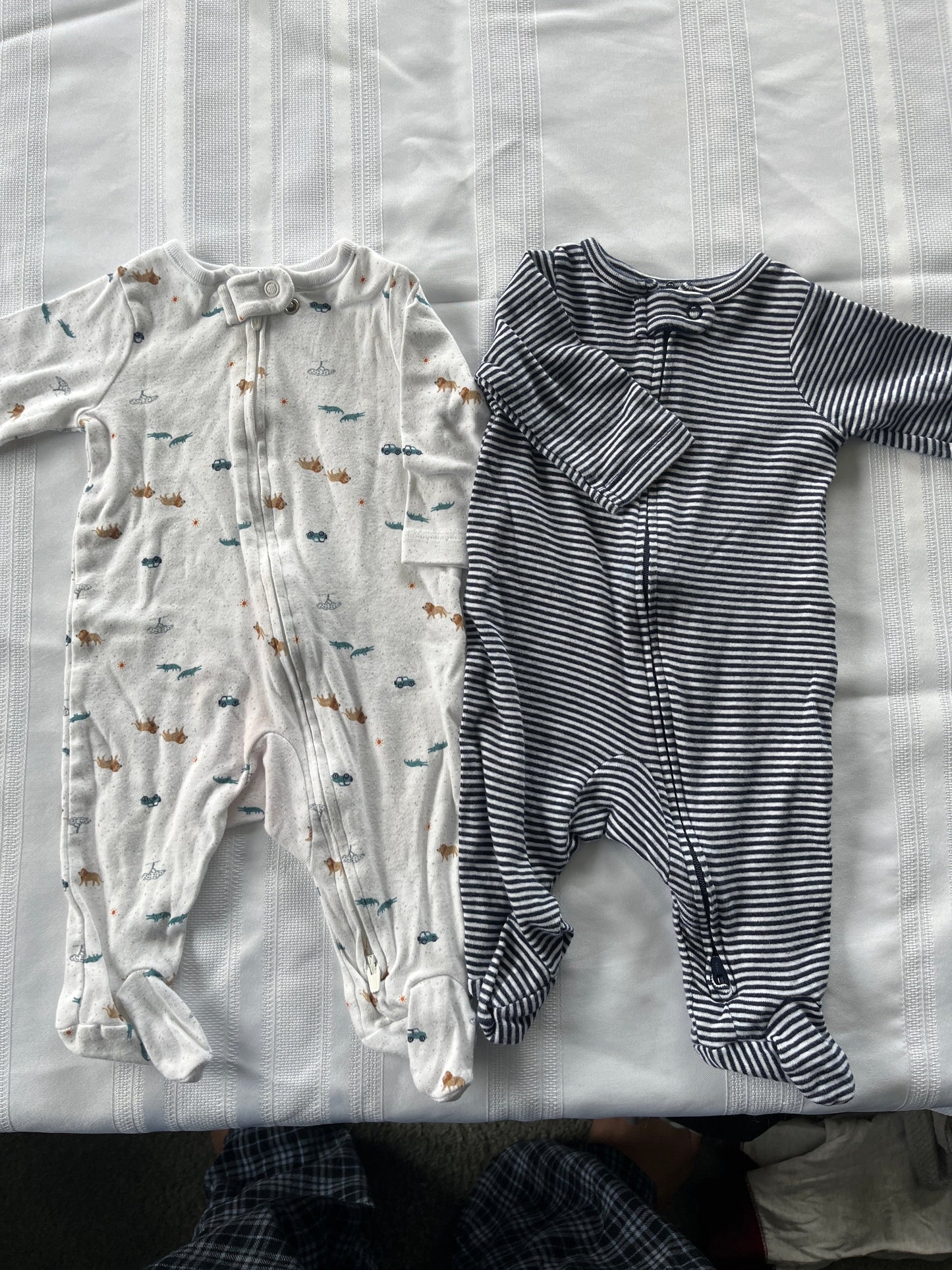 #29 0~3 mo. Boys footed romper set of 2 EUC