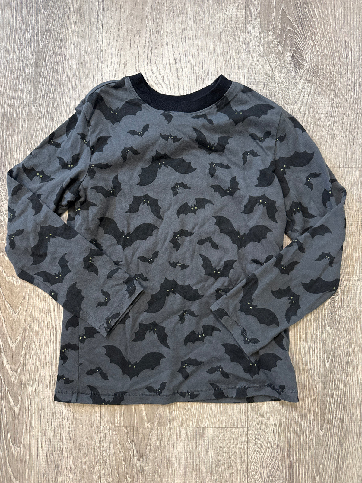#149 Boys cat and jack 6/7 Halloween bat shirt