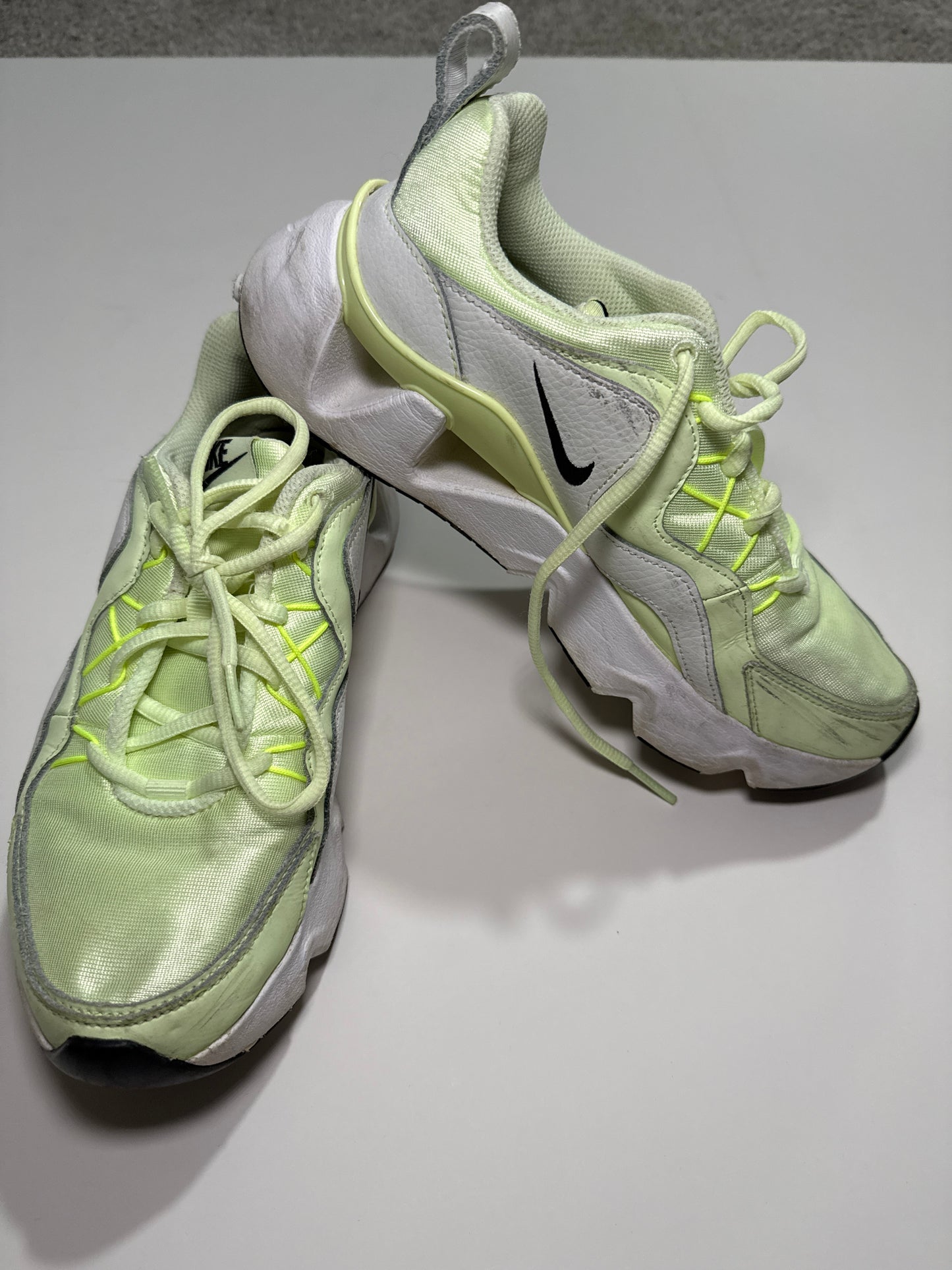 #96 Women's Nike Shoes Size 7