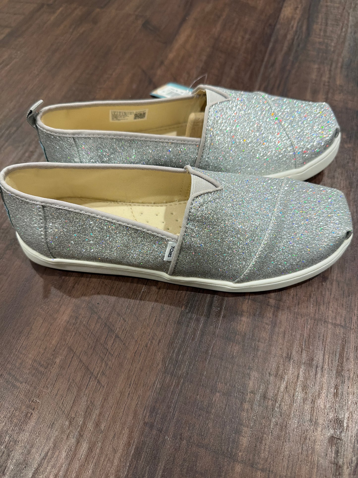 #107 nwt Toms Alpargata size 6 girls