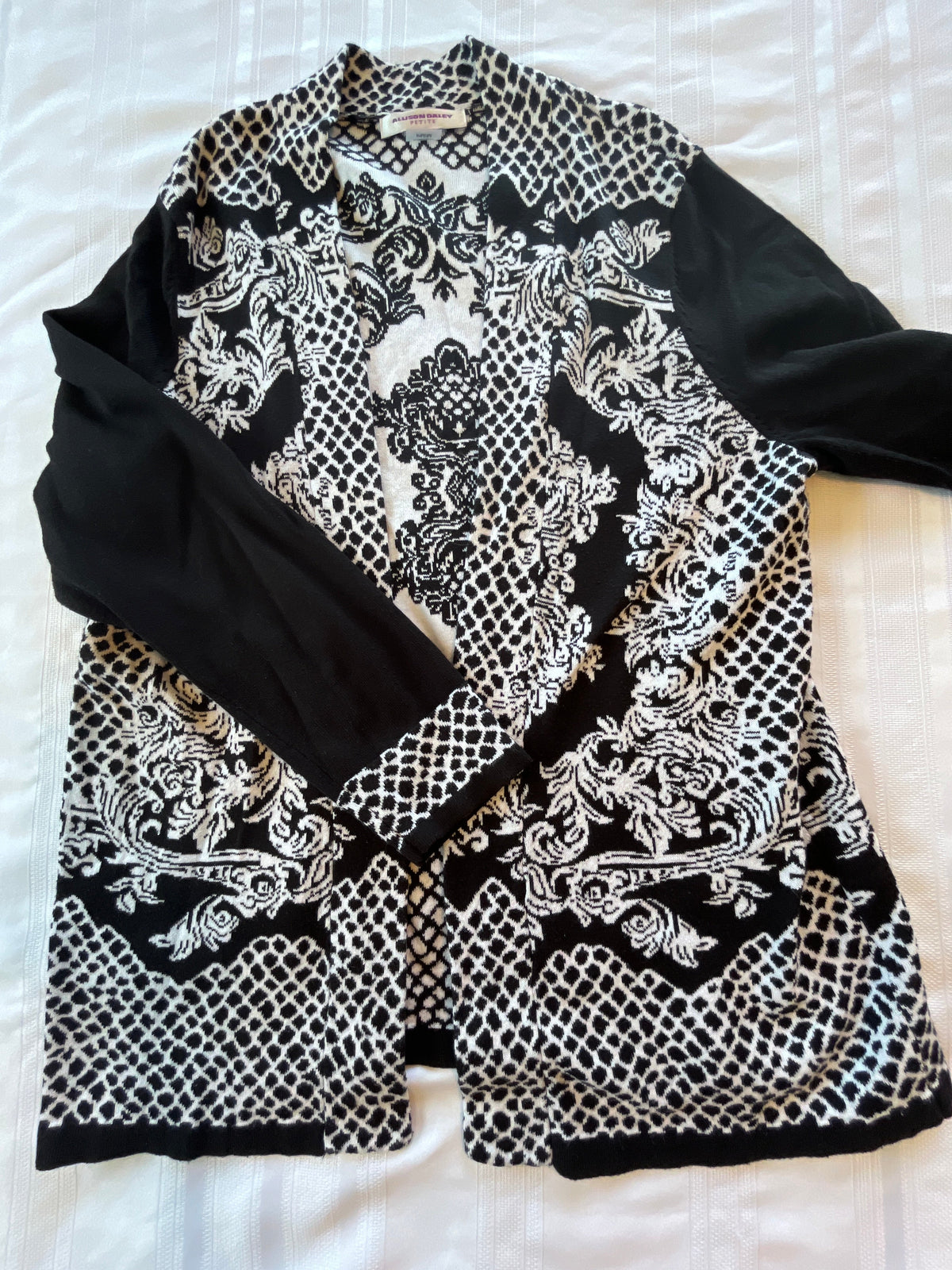 #43 Women’s medium Allison Daily lightweight sweater EUC