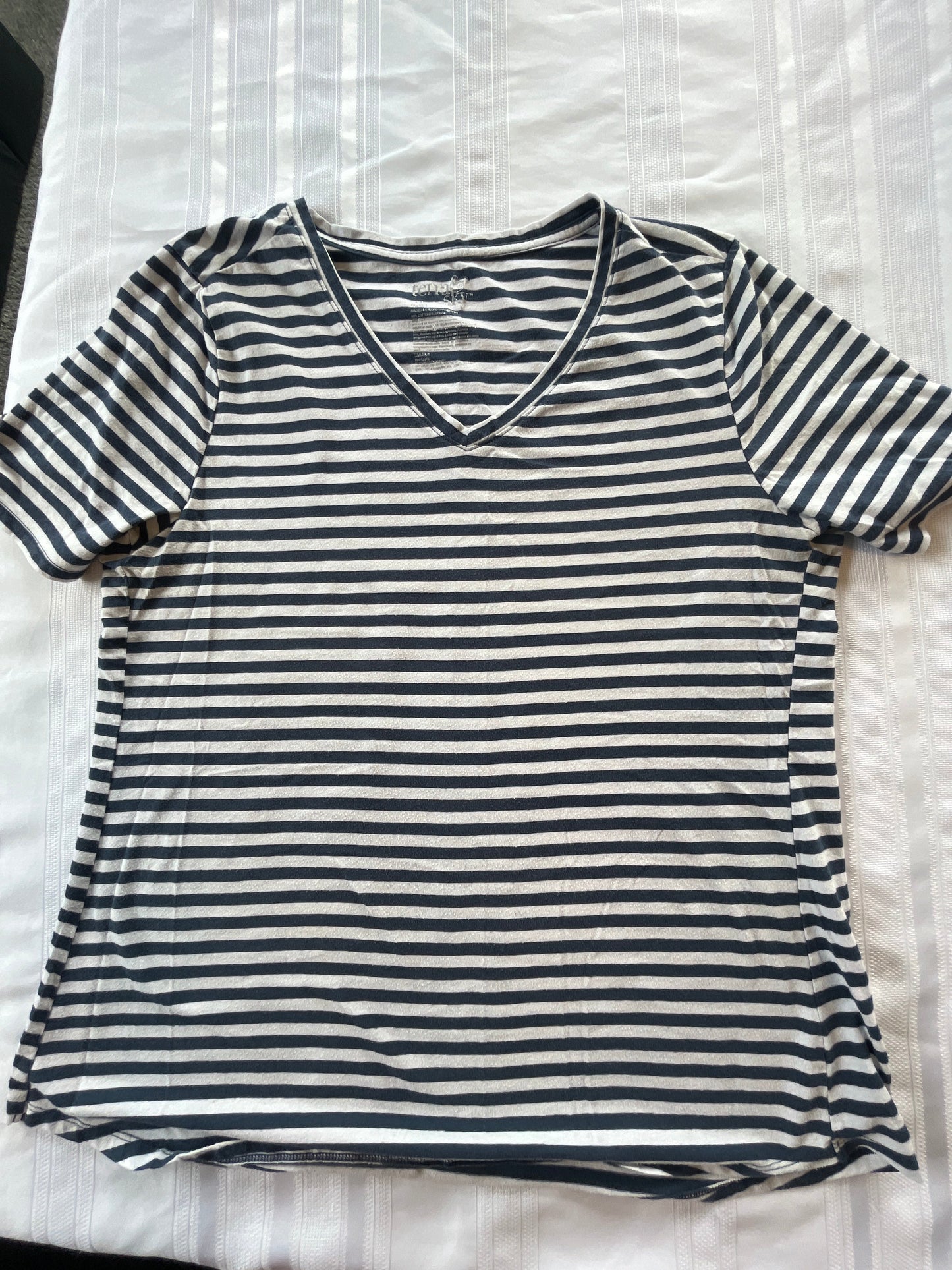 #57 Women’s XL v neck Tee VGUC