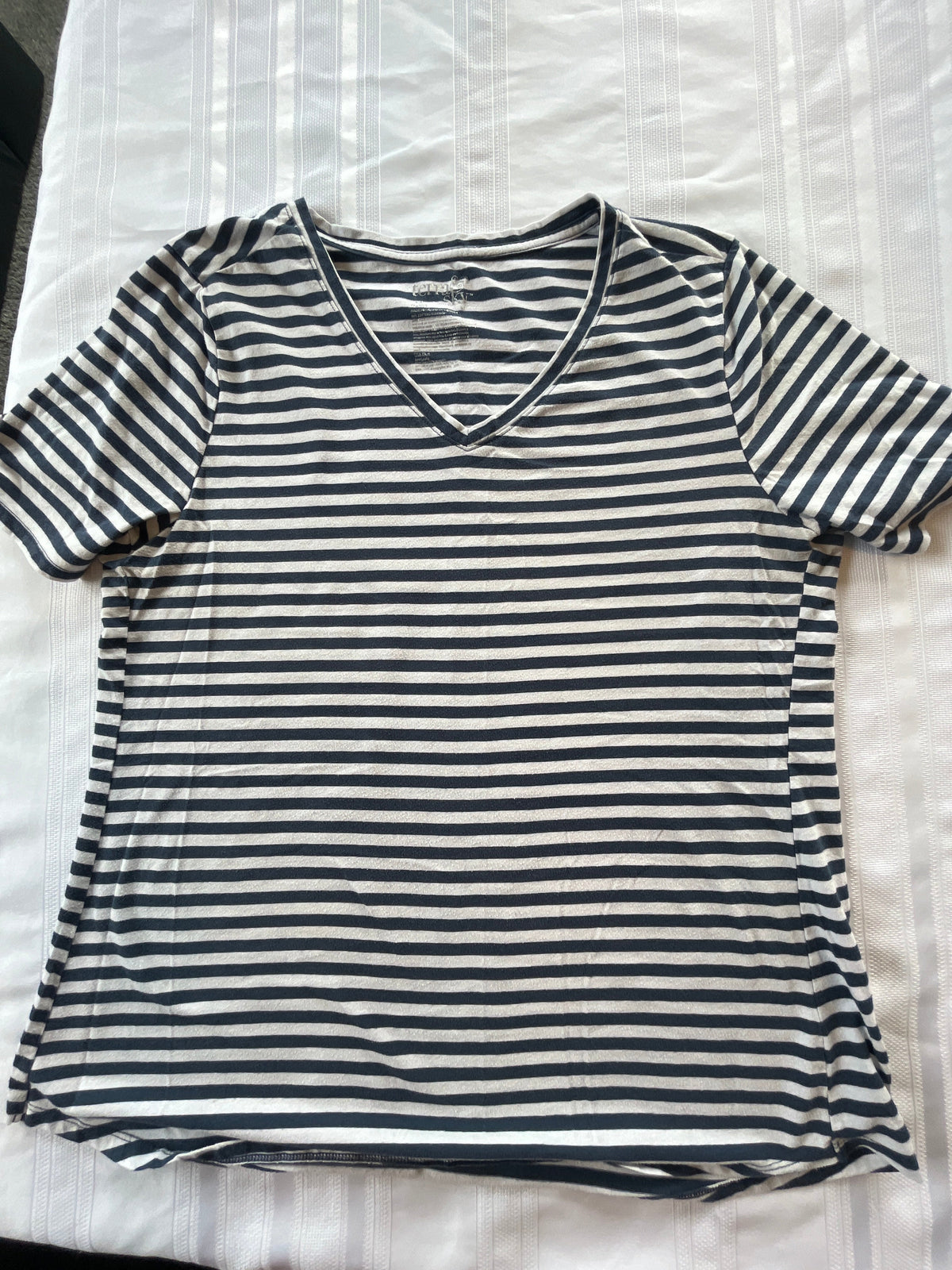43 Women’s XL v neck Tee VGUC