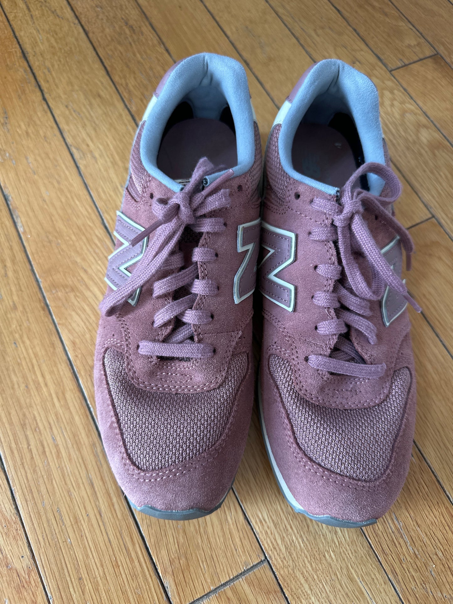 #133 Women’s New Balance 696 Sz 8.5 Sneakers Tennis Shoes Worn maybe 4 times