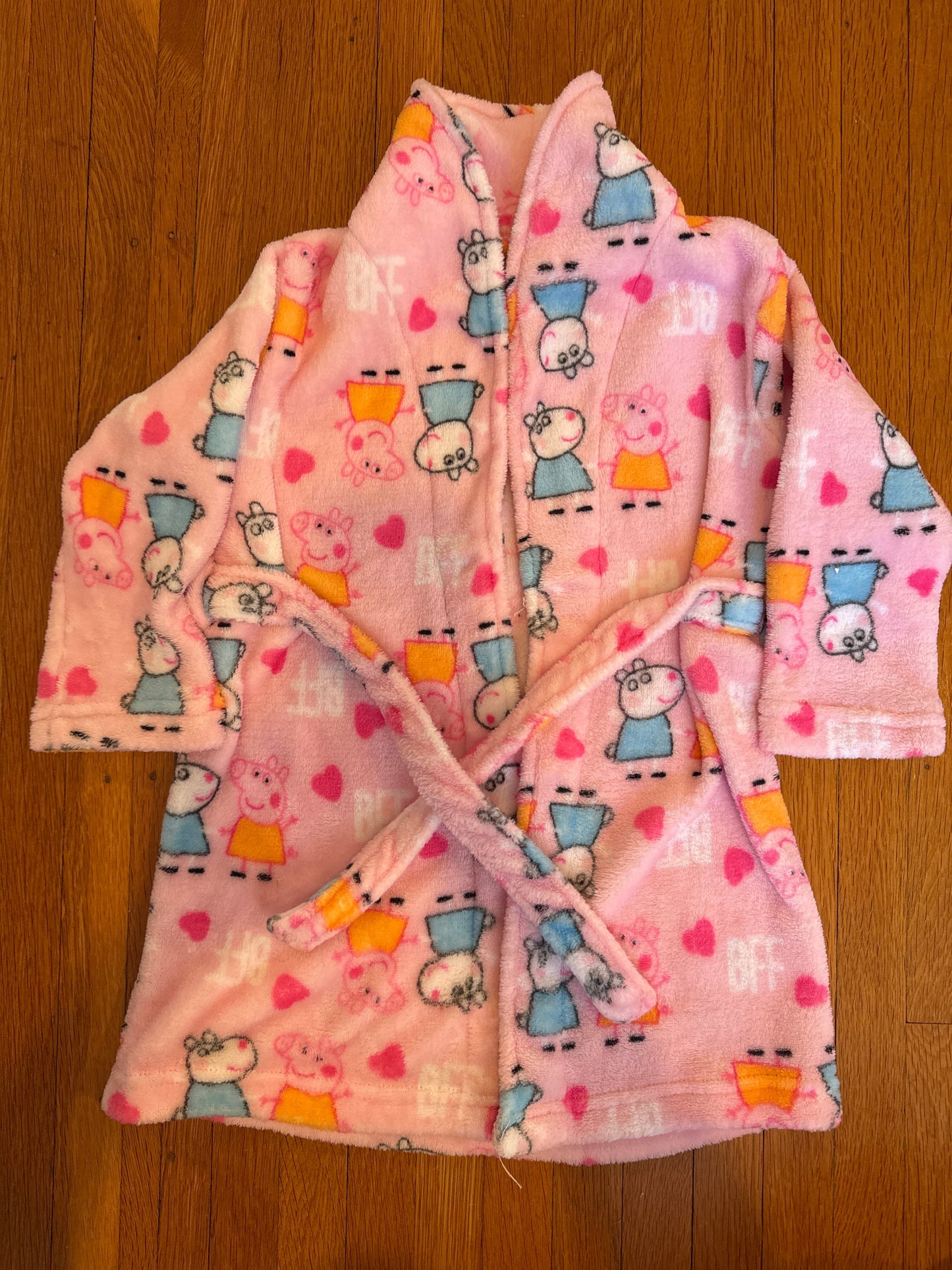 Seller #127 Girls peppa pig robe size 3T