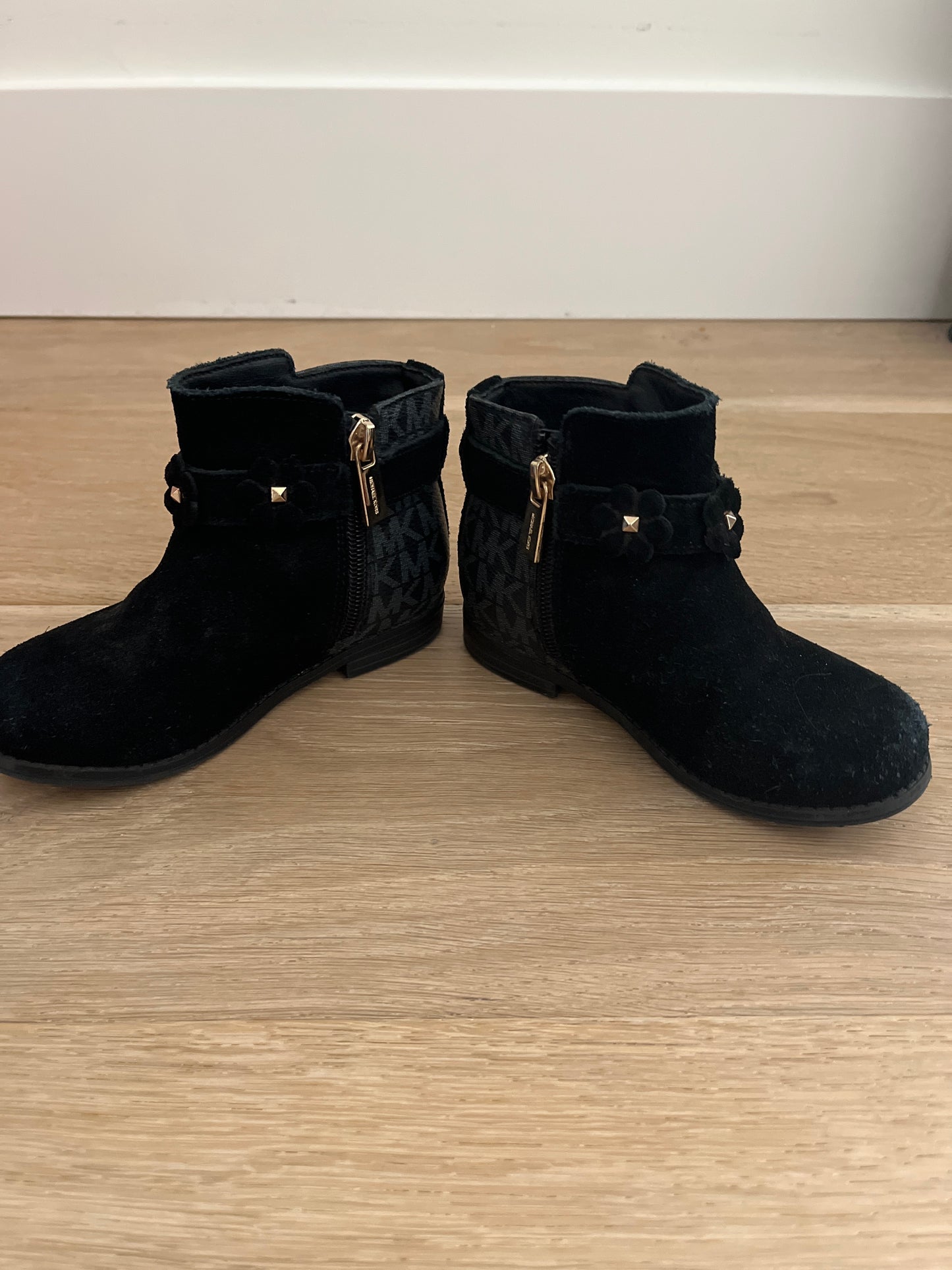 #110 Girls Size 9 Michael Kors Black Suede Booties