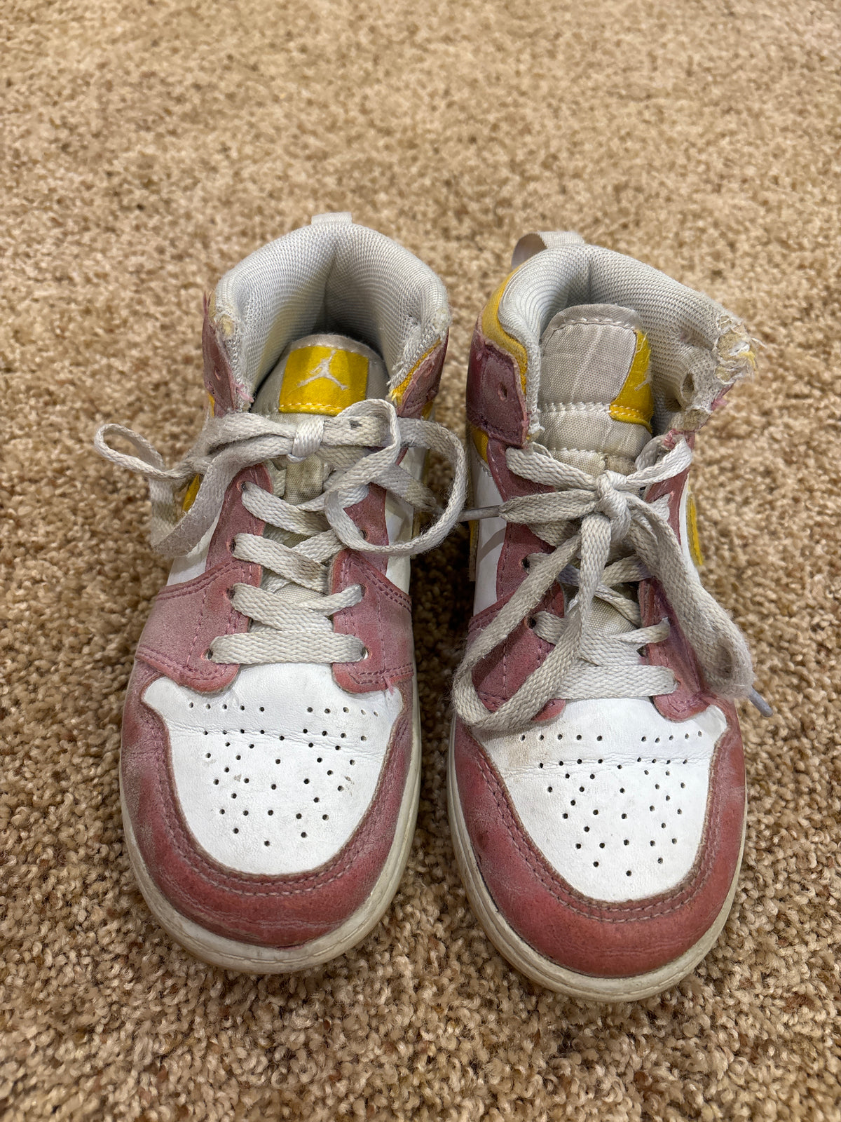 #47 girls size 12.5c nike jordans