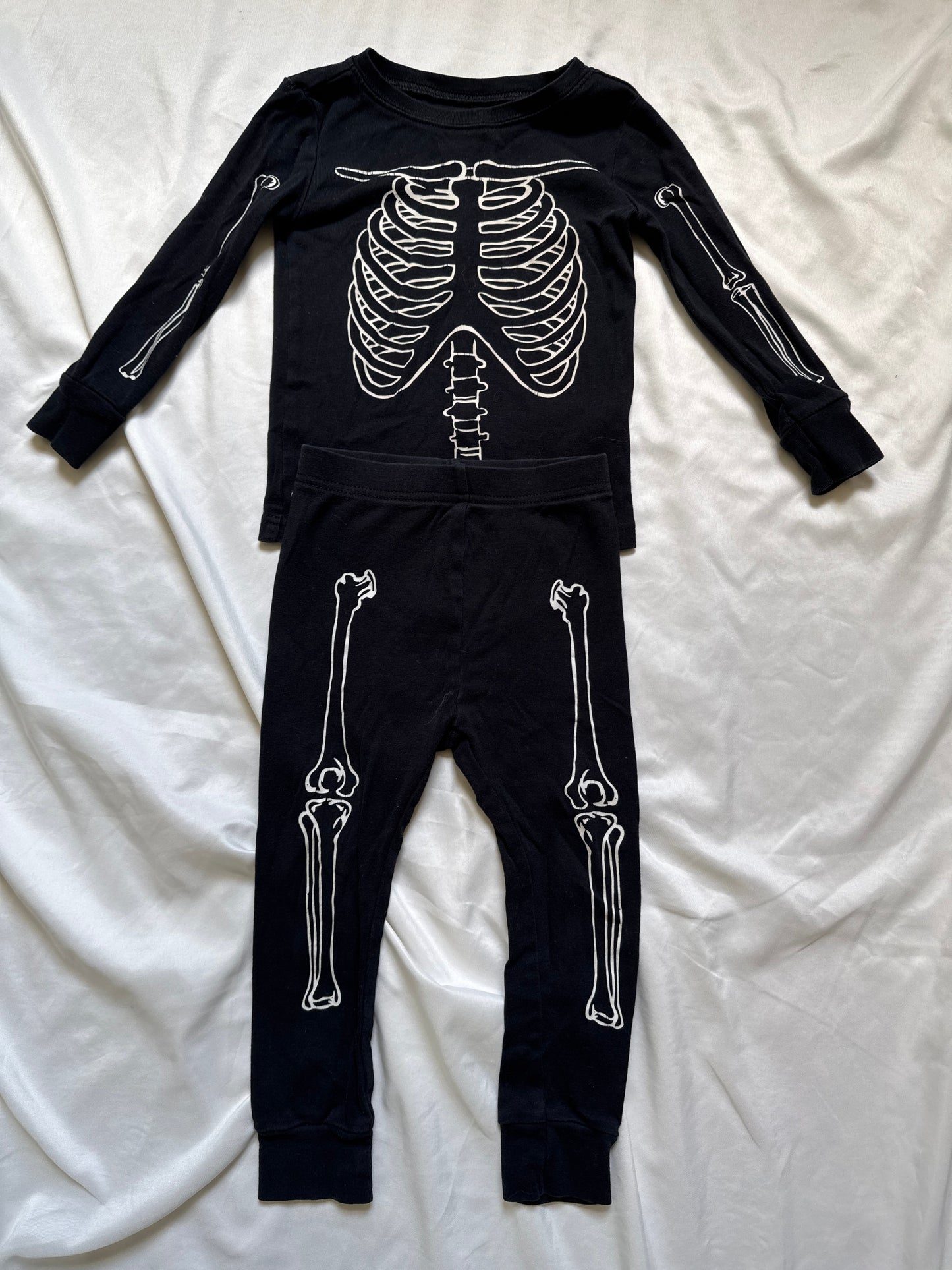 Seller #127 Old Navy skeleton pajamas Size 2T