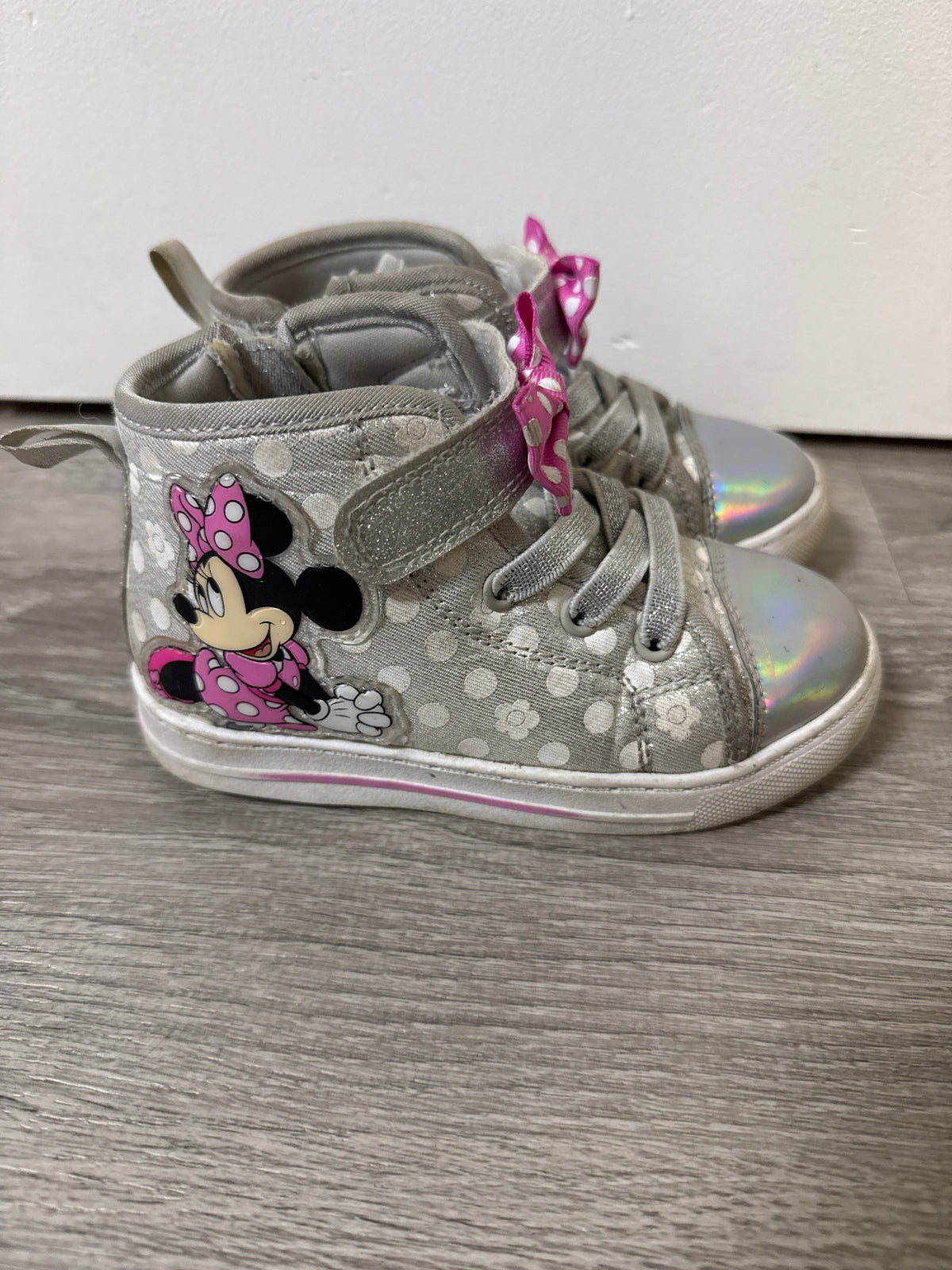 #149 Girls size 9 light up Minnie Mouse high top shoes