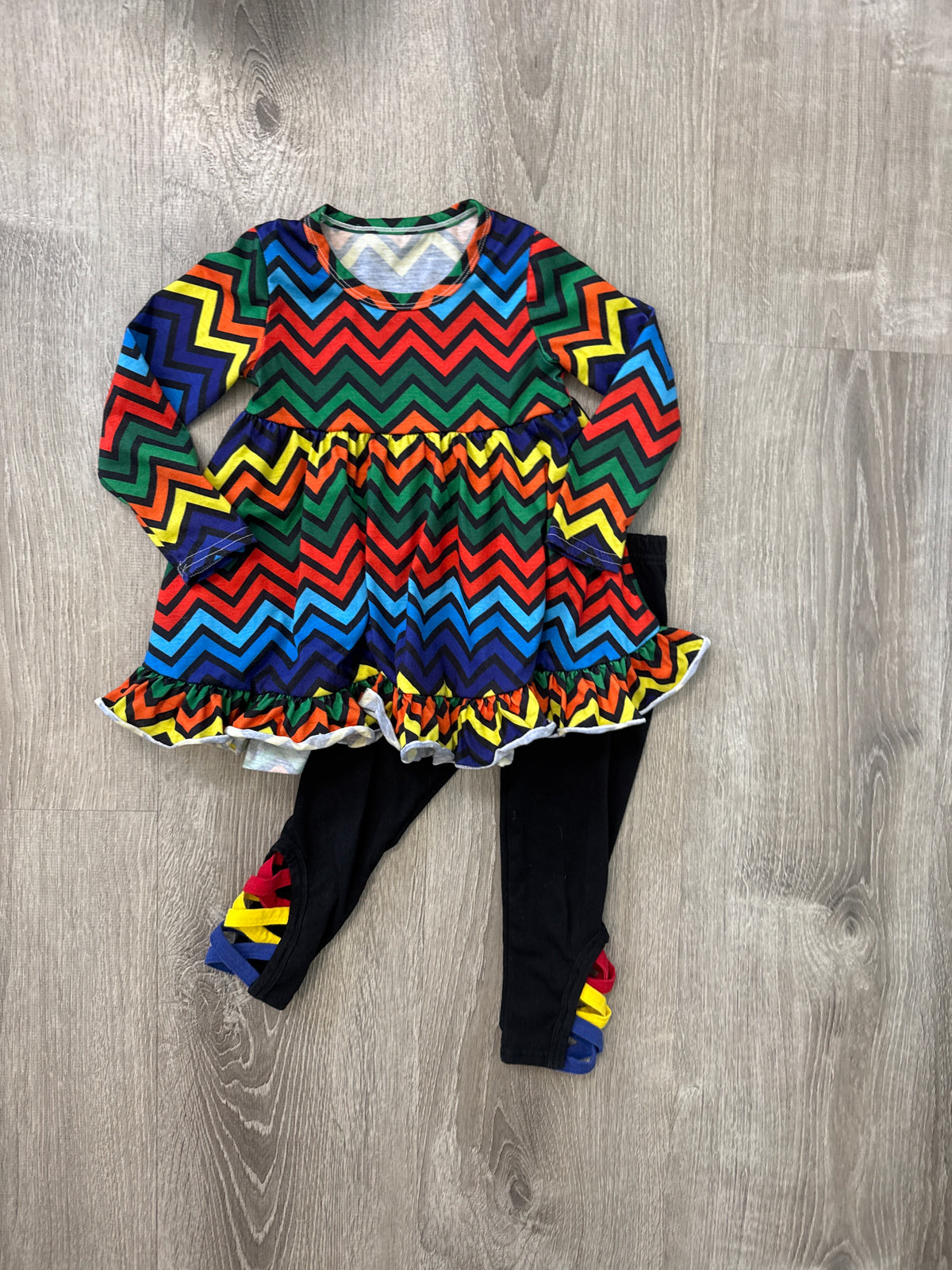 #149 Girls 3T zigzag rainbow outfit