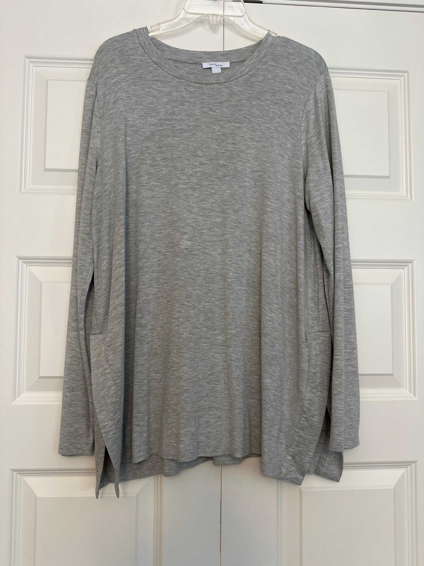 Seller 147 | Women’s Size L | Daily Ritual | grey/cream top