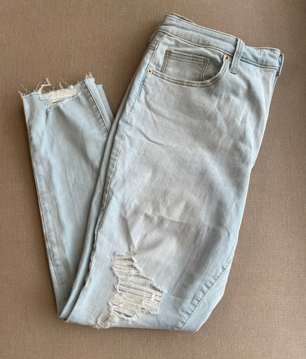 Seller #12 | Universal Threads | Light Wash Stretchy Skinny Jeans | Intentional Rips at the Knees and Ankle | EUC | Size 16