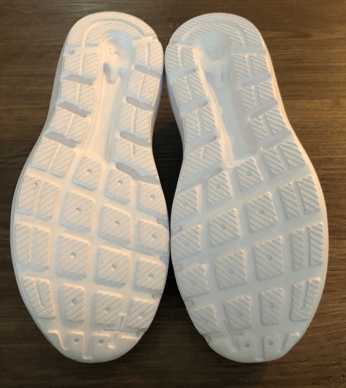 #137 NEW Under Armour gym shoes girls size 2.5
