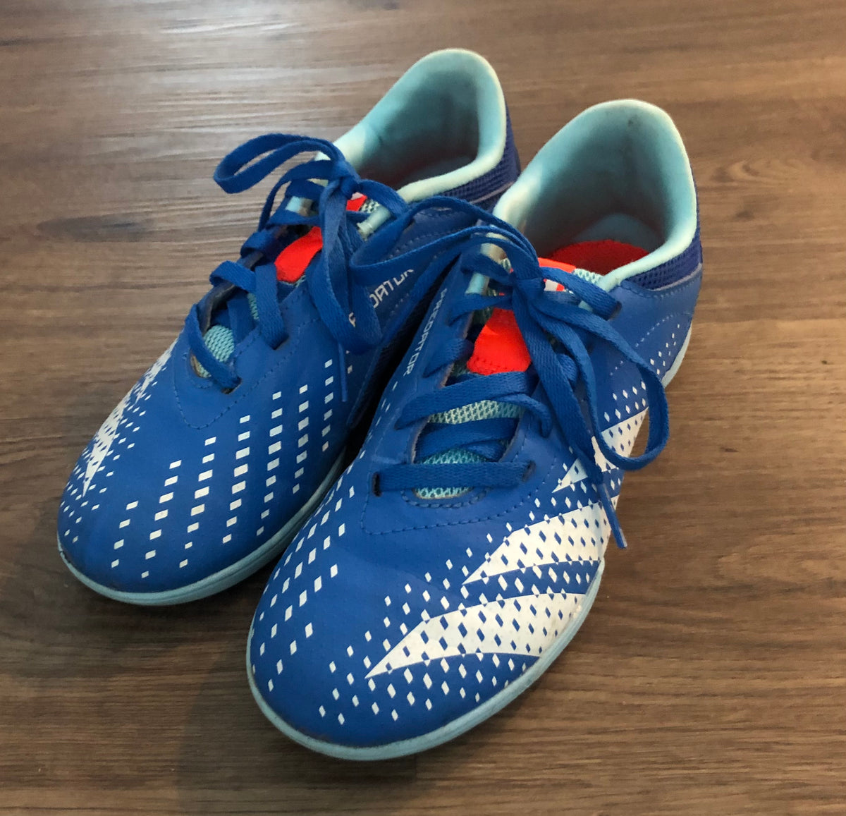 #137 Adidas predator futsal shoes youth 2.5