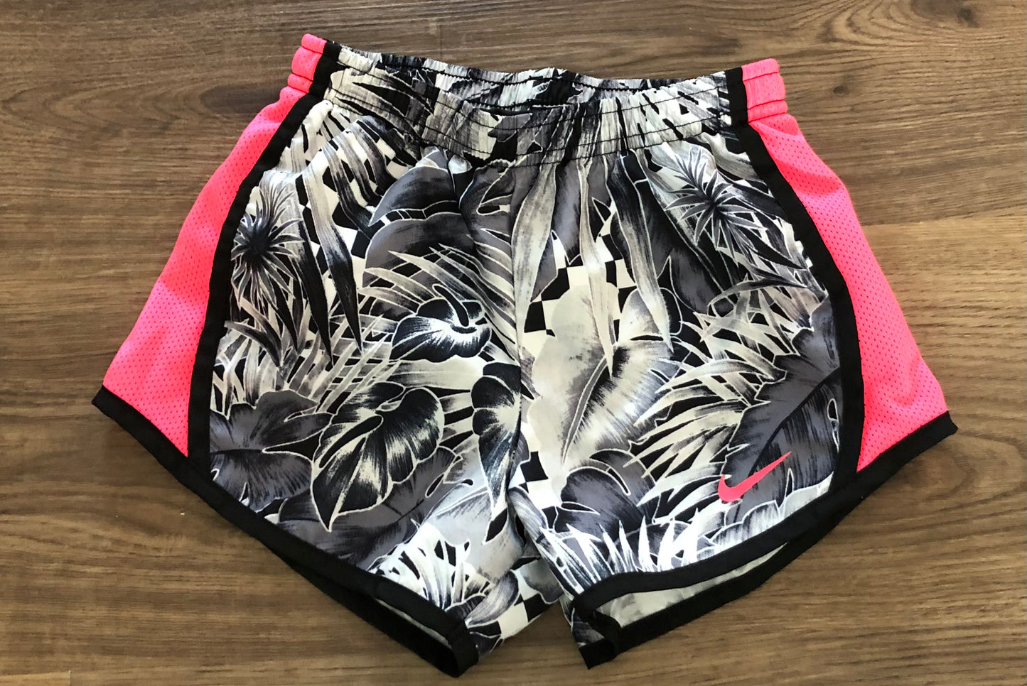 #82 Nike shorts girls 6