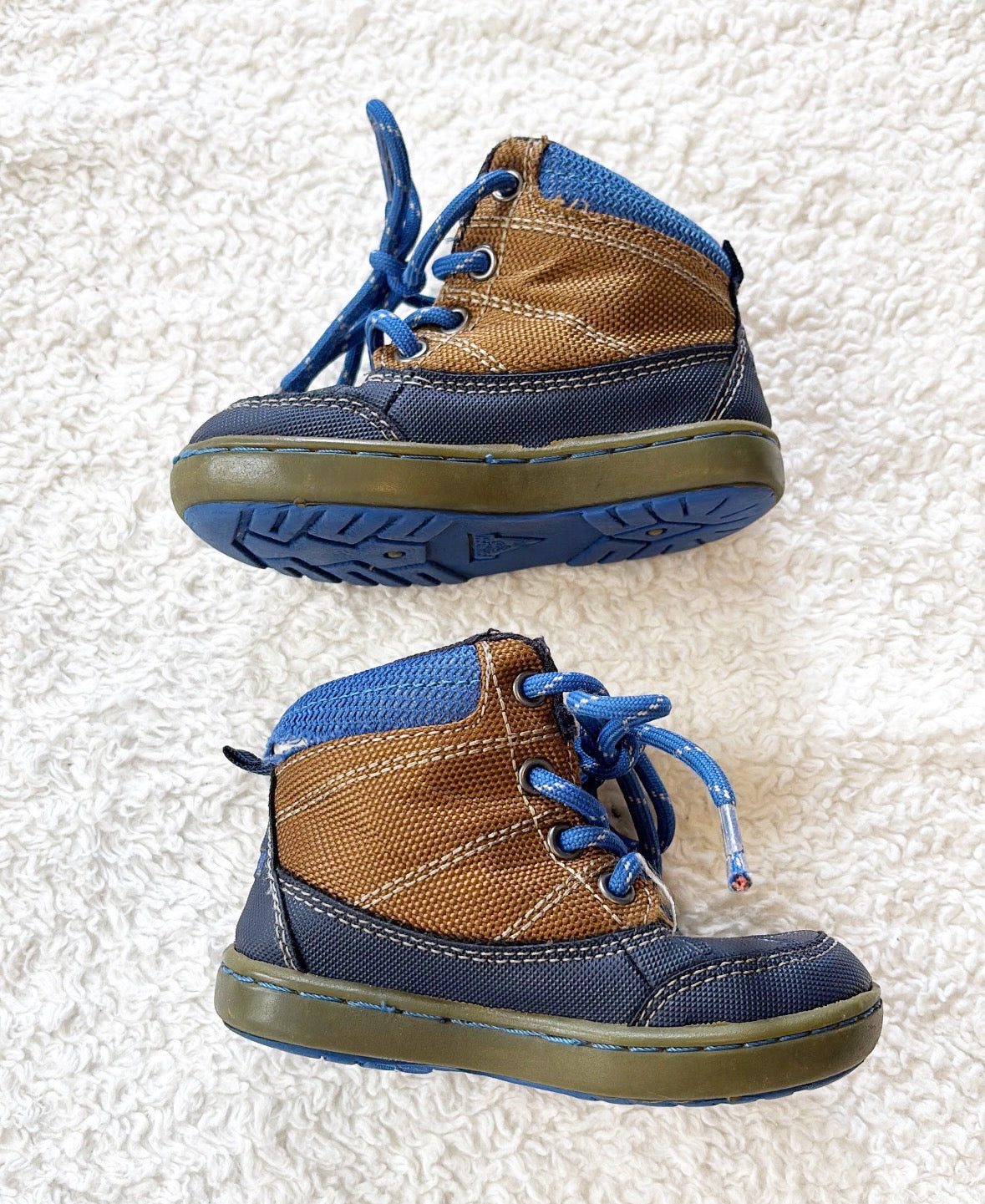 #58 Oshkosh Boys Size 6 Lace Up Boots