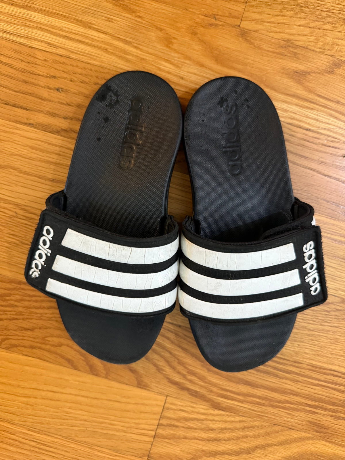Seller #152 - boys Adidas adjustable slides size 12