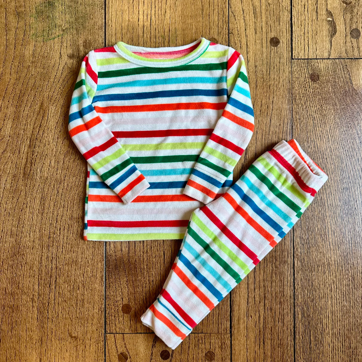 #113 EUC Cat & Jack Snuggly Soft Fleece Rainbow Striped Pajamas, size 12 months (sibling match 3T)