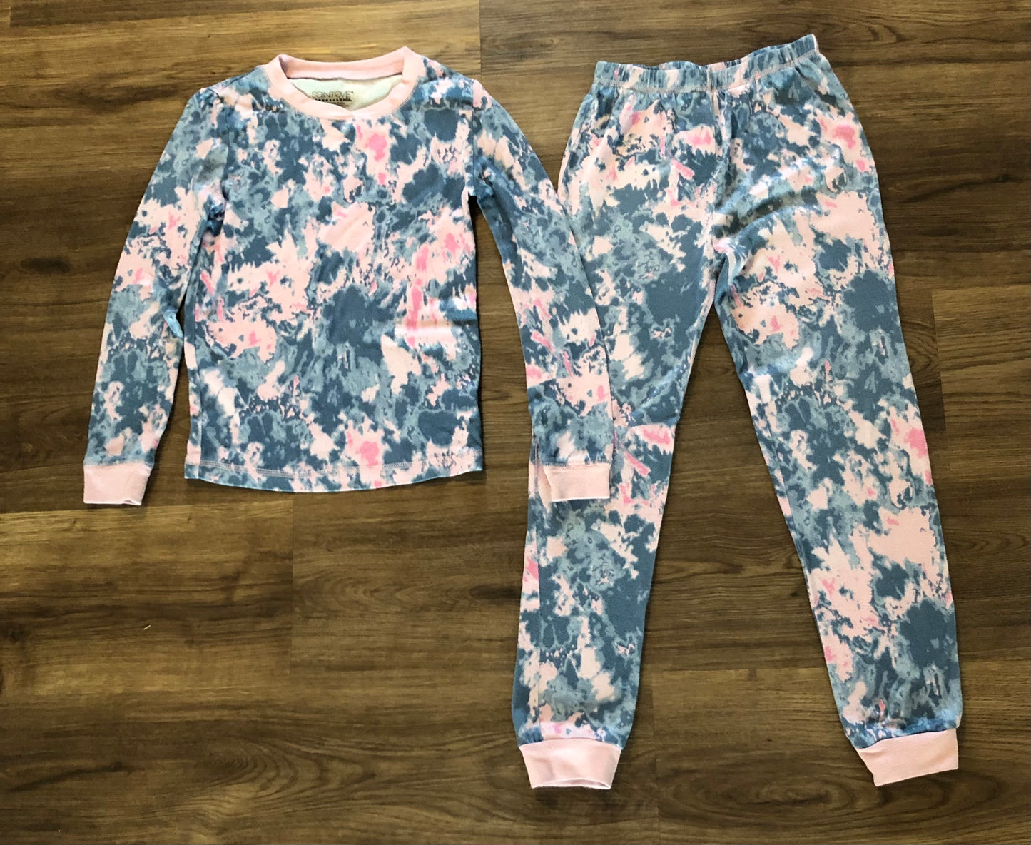 #82 Girls pajamas size 8