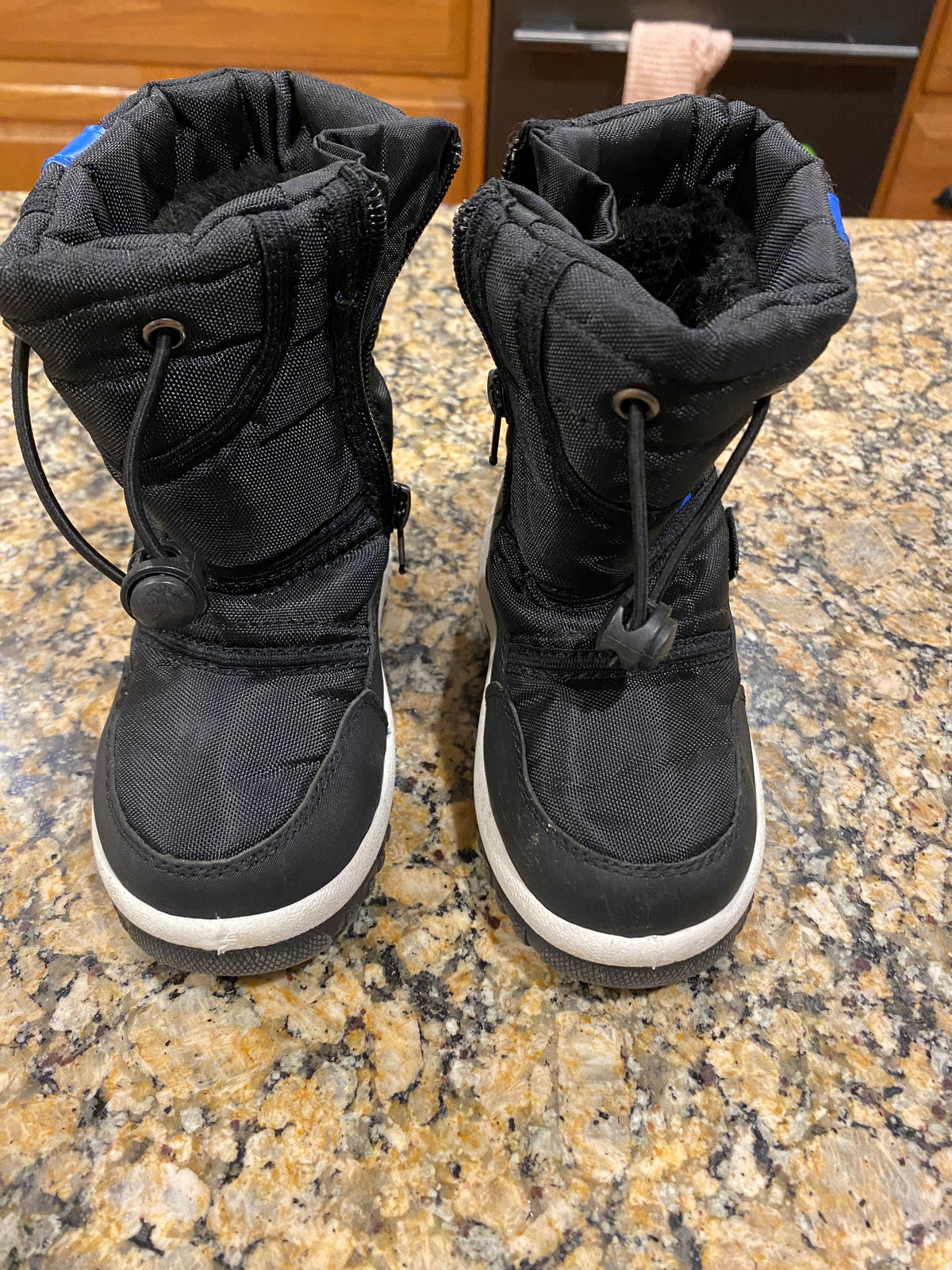 #63- winter boots size 7