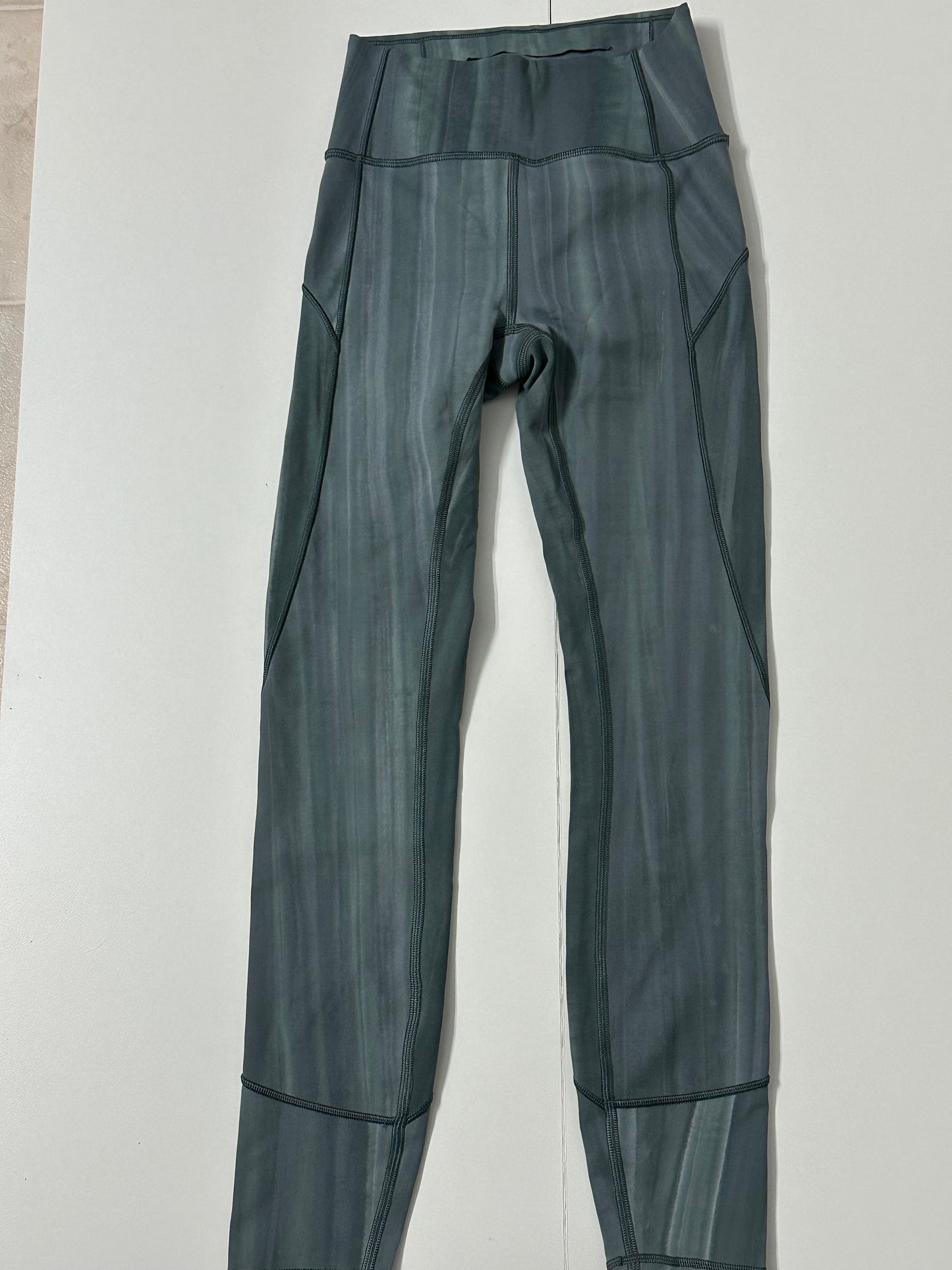 #133 Lululemon Sz 2 In Movement Tight 25 inch