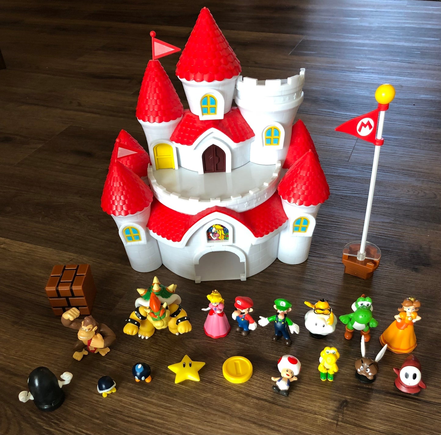 #82 Super Mario Bros castle plus extra characters (missing bottom door))