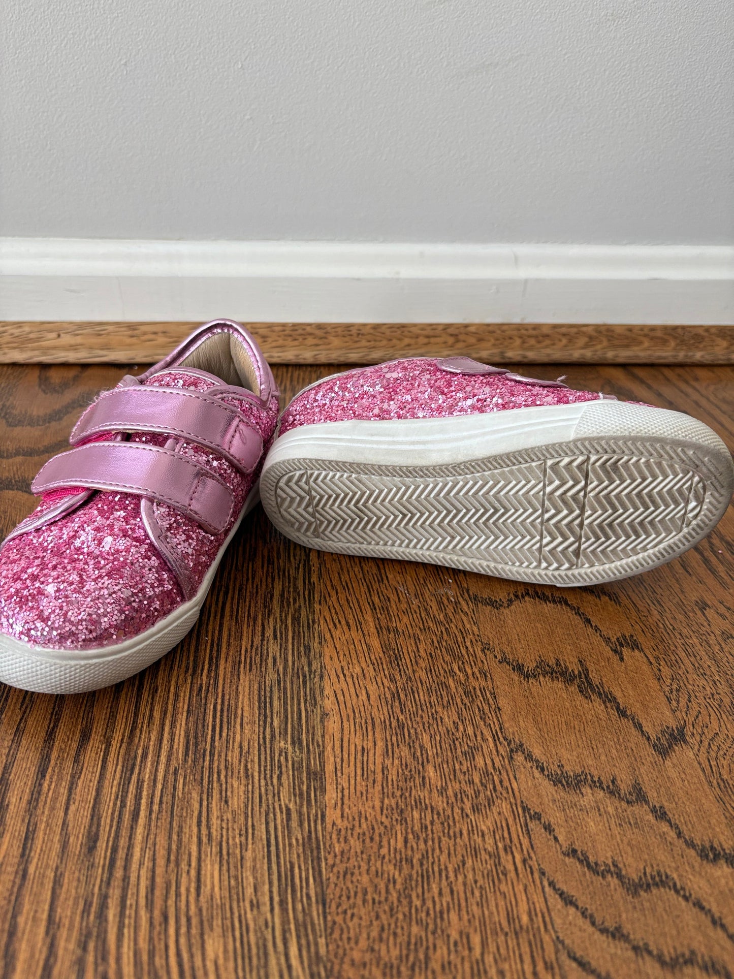 #103 • Girls • 8 • Felix & Flora • Pink Glitter Velcro Gym Shoes