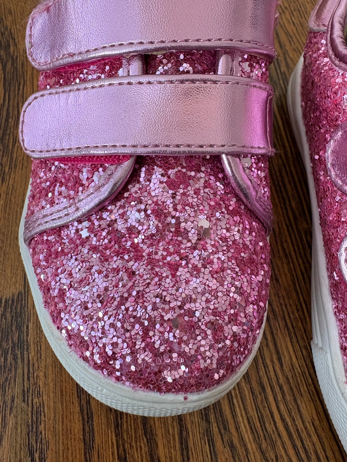 #103 • Girls • 8 • Felix & Flora • Pink Glitter Velcro Gym Shoes