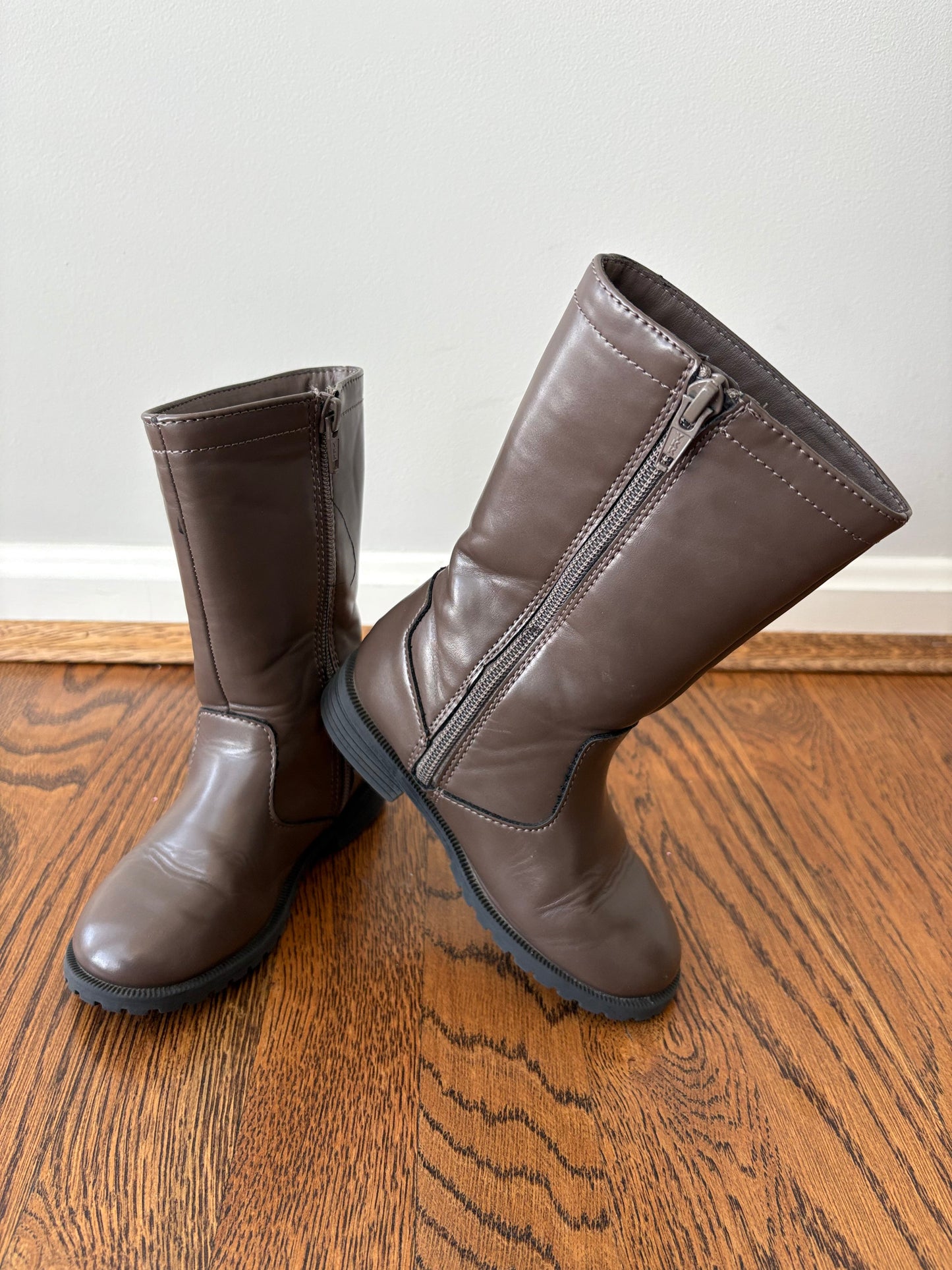 #103 • Girls • 9 • Brown Riding Boots