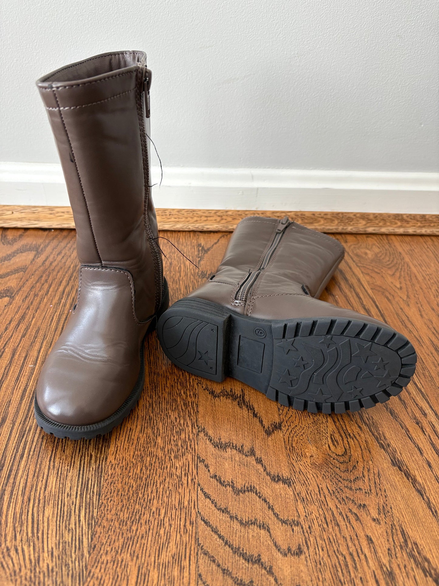 #103 • Girls • 9 • Brown Riding Boots