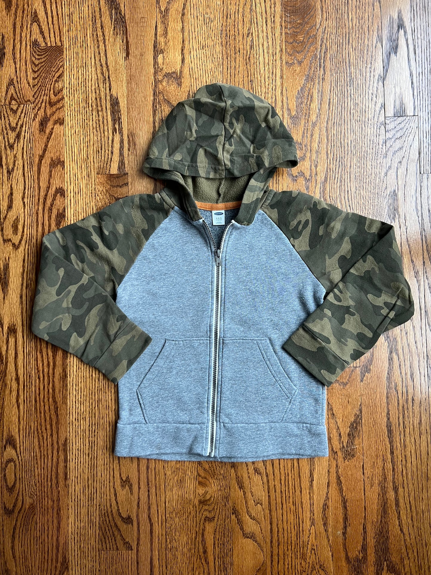 Seller #115 - Old Navy Boys Size Small (6-7) Gray & Camo Zip Up Sweatshirt, GUC