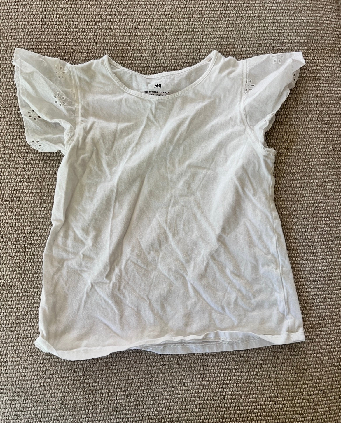 H&M girls white eyelet flutter sleeve top, size 6-7