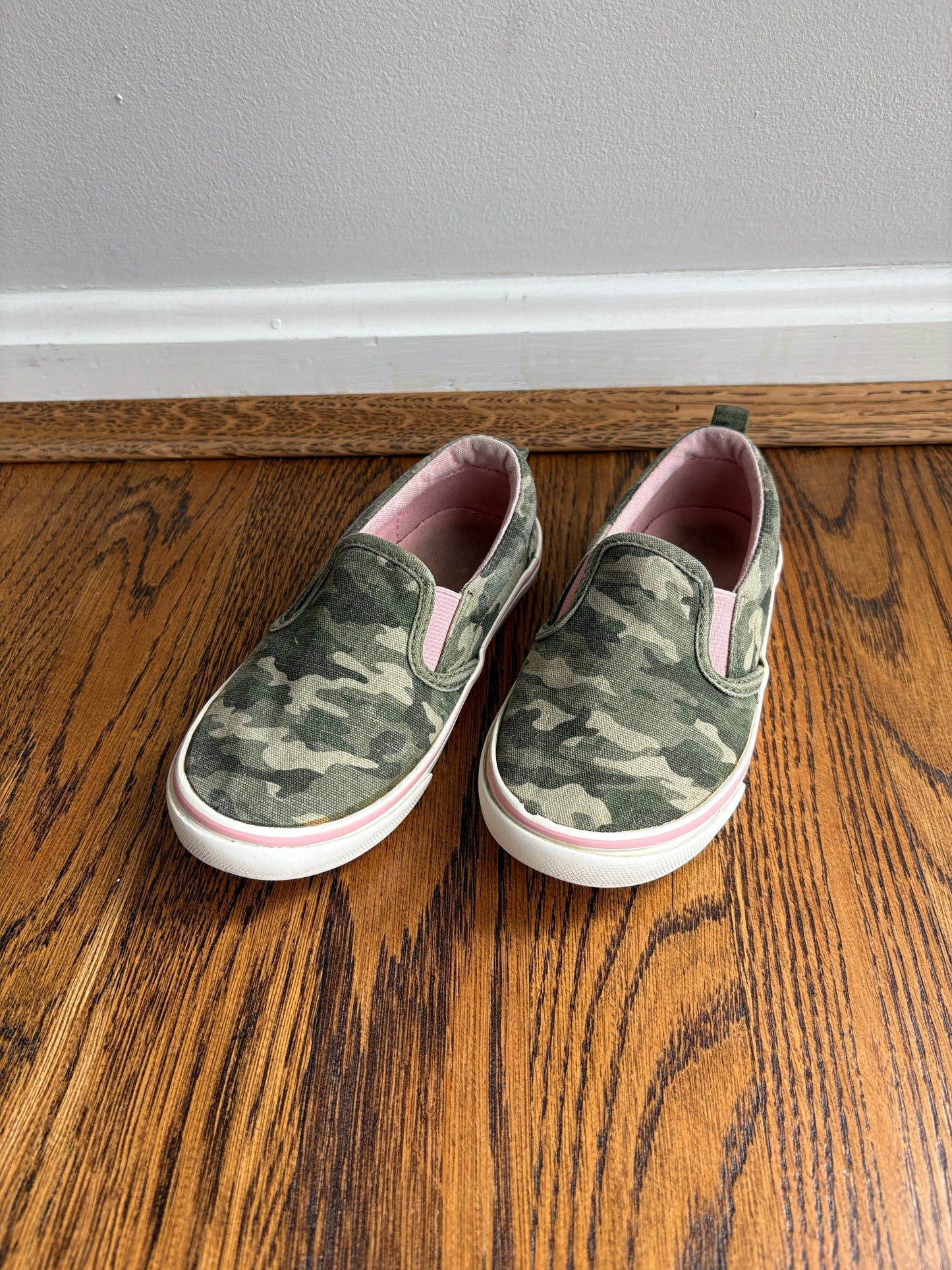 #103 • Girls • Size 9 • Old Navy • Camo Slip On Shoes