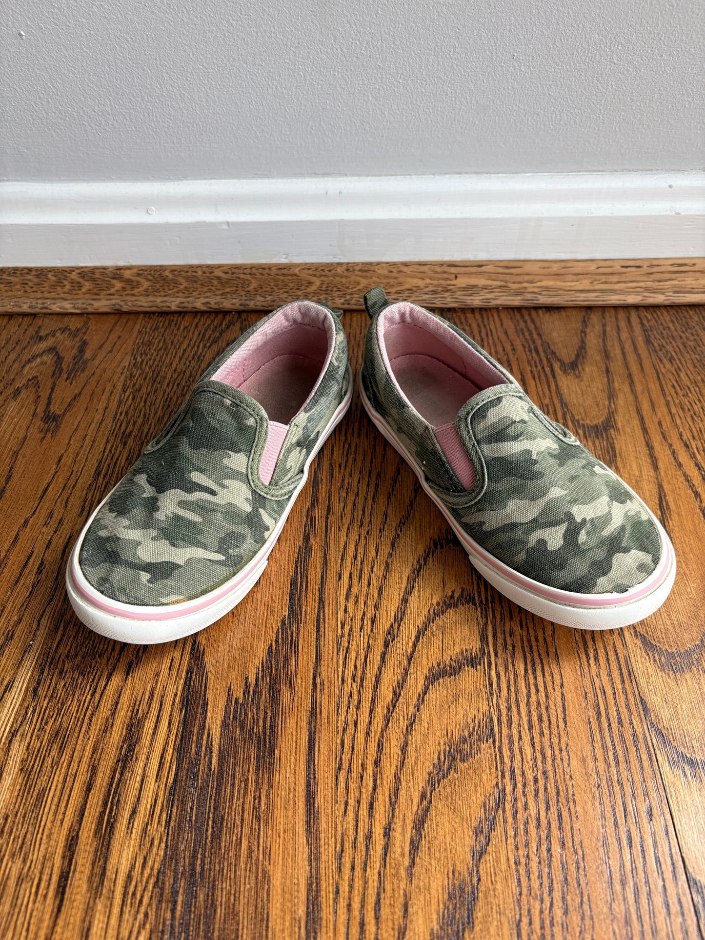 #103 • Girls • Size 9 • Old Navy • Camo Slip On Shoes