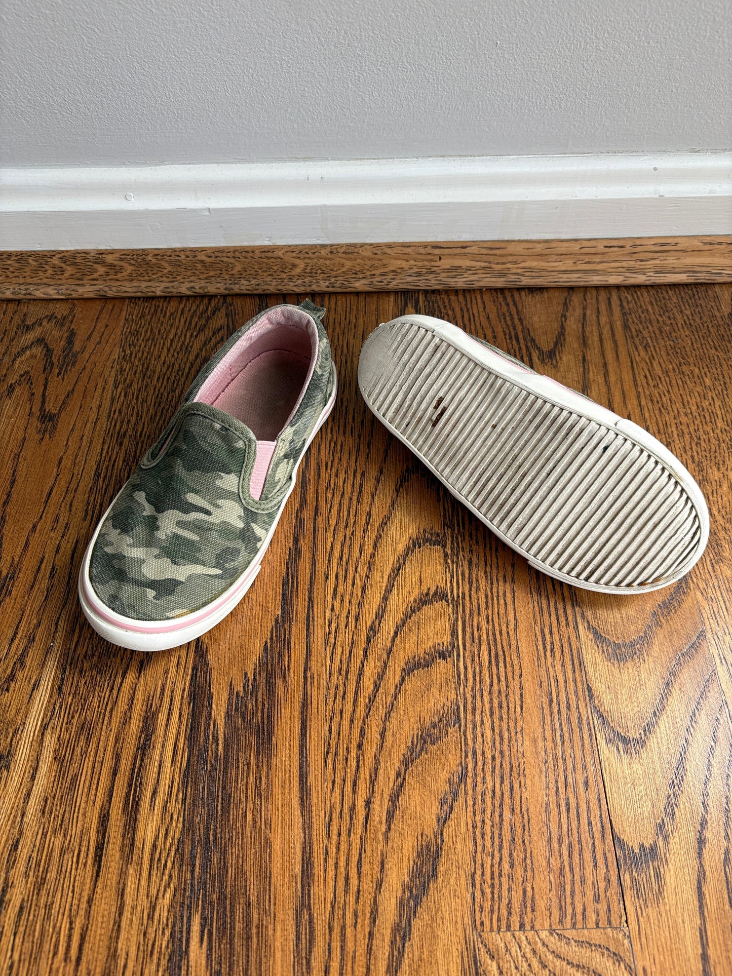 #103 • Girls • Size 9 • Old Navy • Camo Slip On Shoes