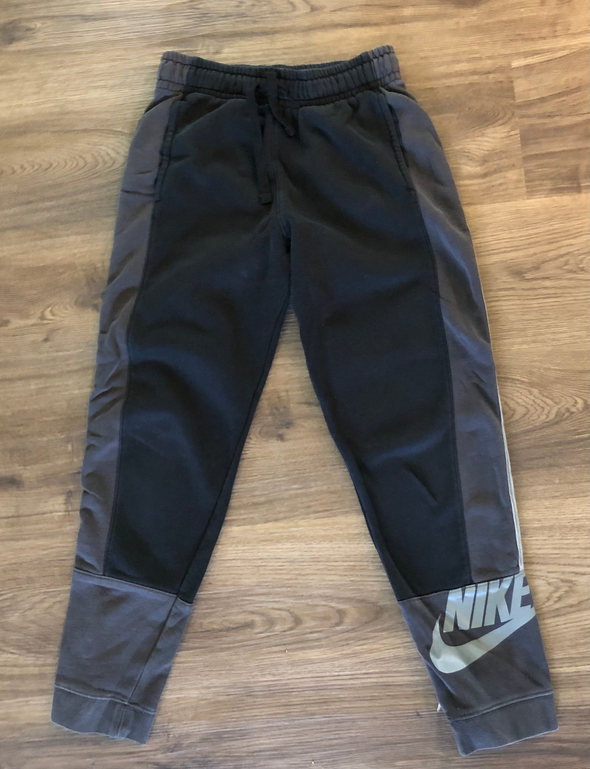 #137 Nike boys sweatpants size large