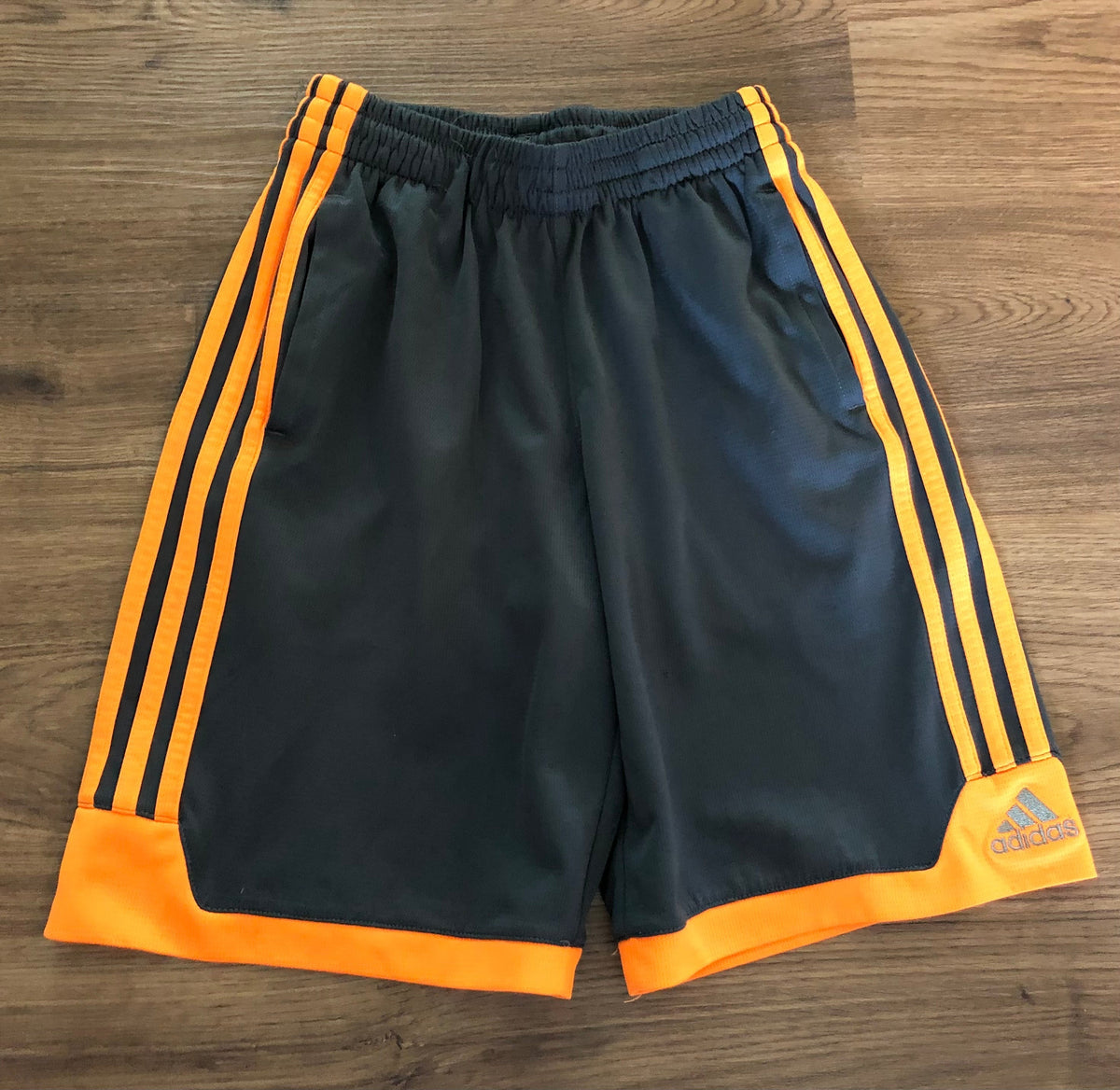 #137 Adidas shorts youth small (8)