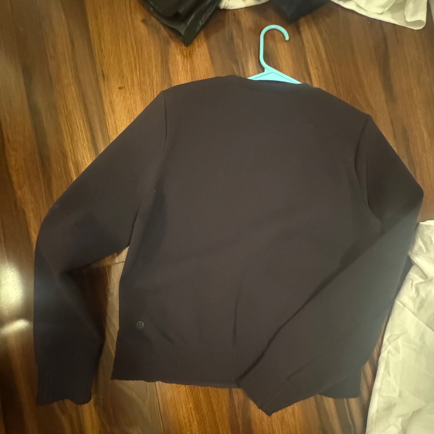 Seller #144 LULULEMON "Down and Around Crew" - Likely Size SMALL (4)