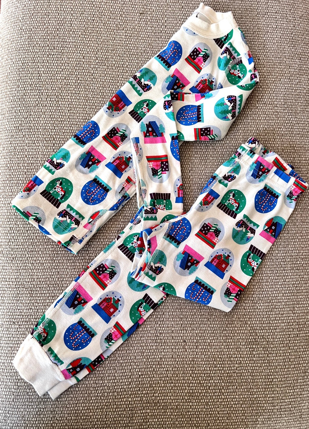 Hanna Andersson EUC kids snow globe pajamas, size 130 (8)