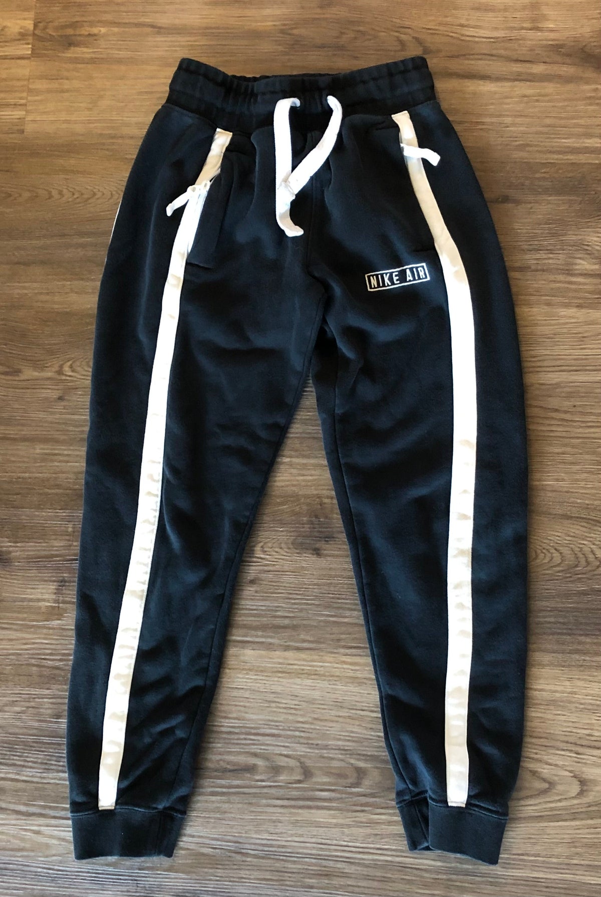 #137 Nike sweatpants boys size medium
