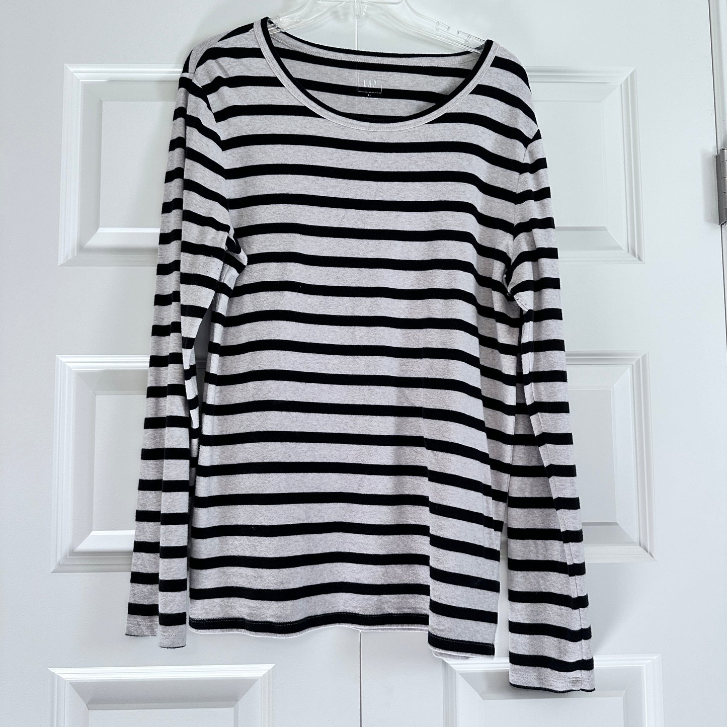 Seller 147 | Women’s XL | Gap stripped black and cream long sleeve