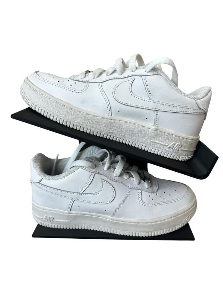 Seller #140 Boys Nike shoes size 5Y