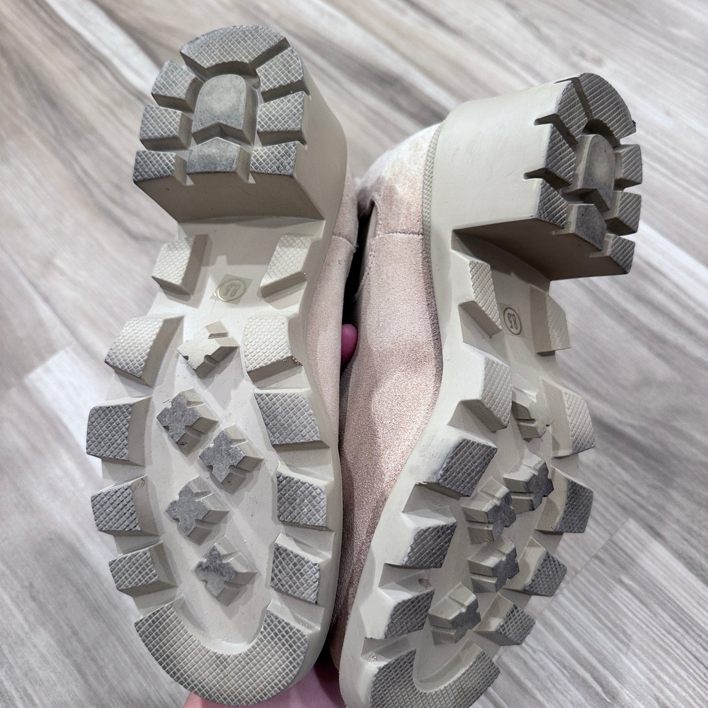Seller 147 | reduced Women’s 8.5 Steve Madden suede boots