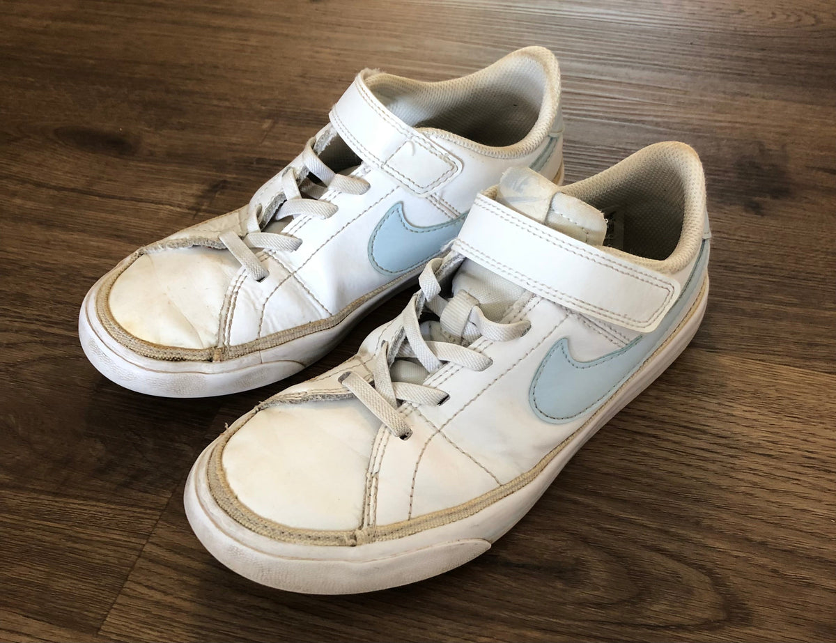 #137 Nike size 2Y shoes