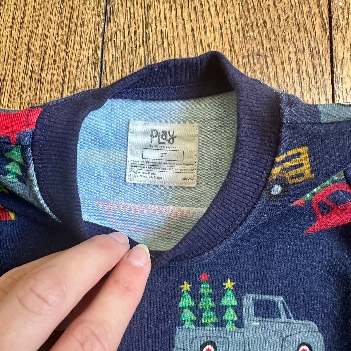#113 VGUC Little Sleepies Christmas Tree Traffic Crewneck Sweatshirt, size 2T